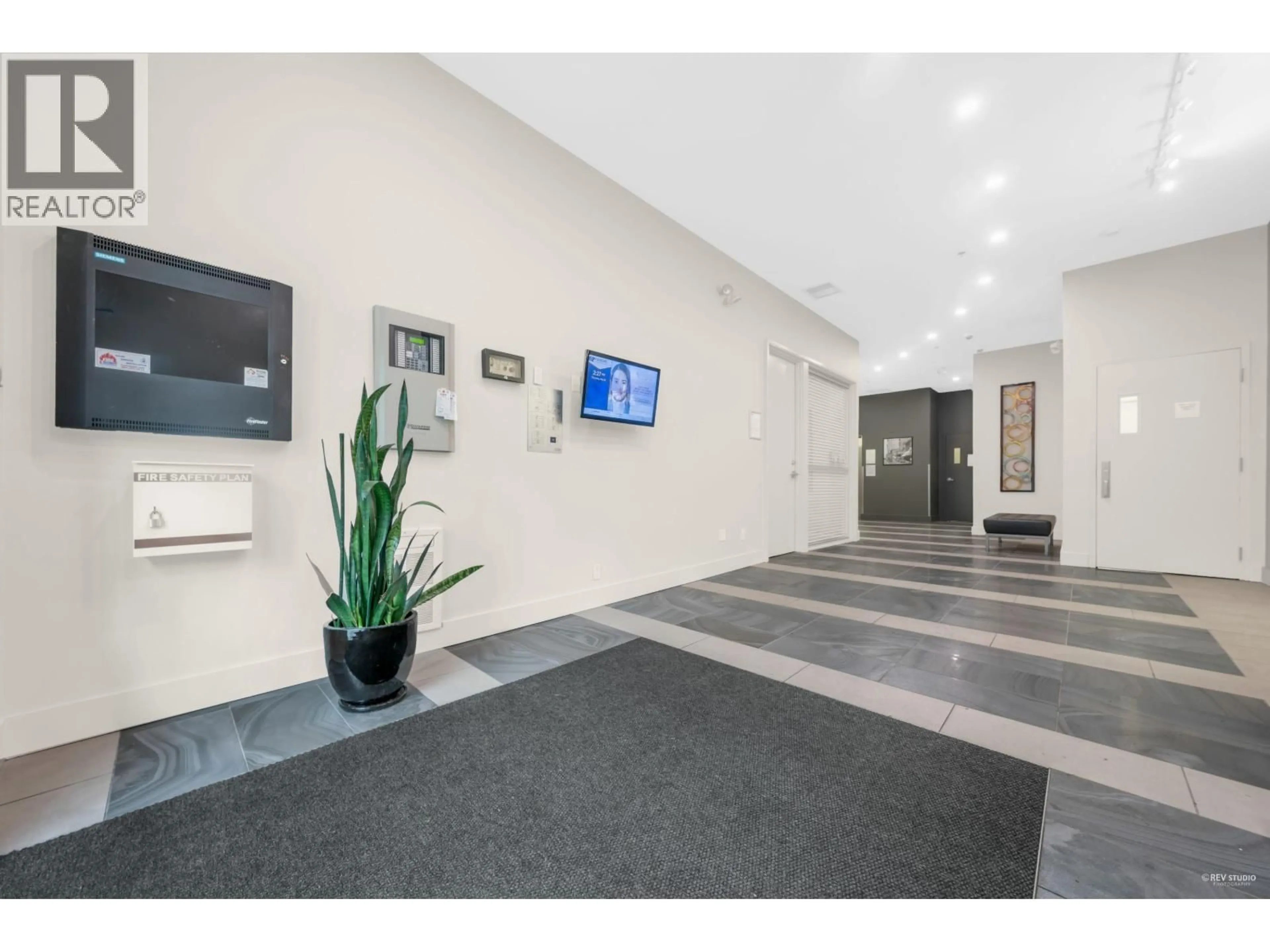 Indoor foyer for 406 - 1249 GRANVILLE STREET, Vancouver British Columbia V6Z1M5