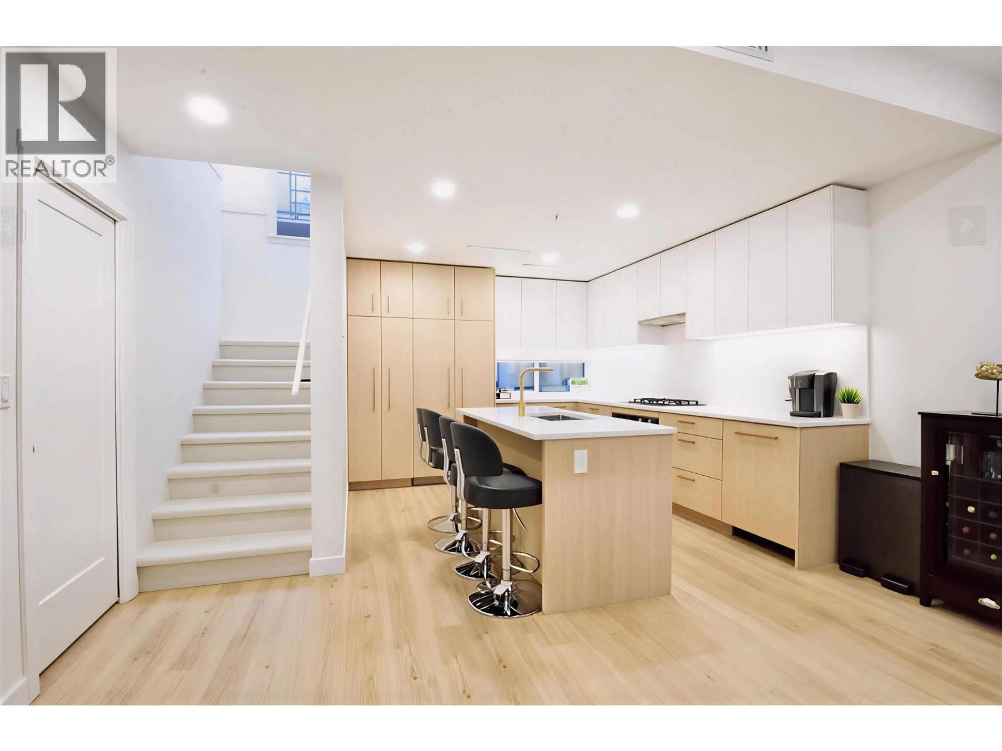 Unknown for 202 - 381 CLAYTON STREET, Coquitlam British Columbia V3K0J8