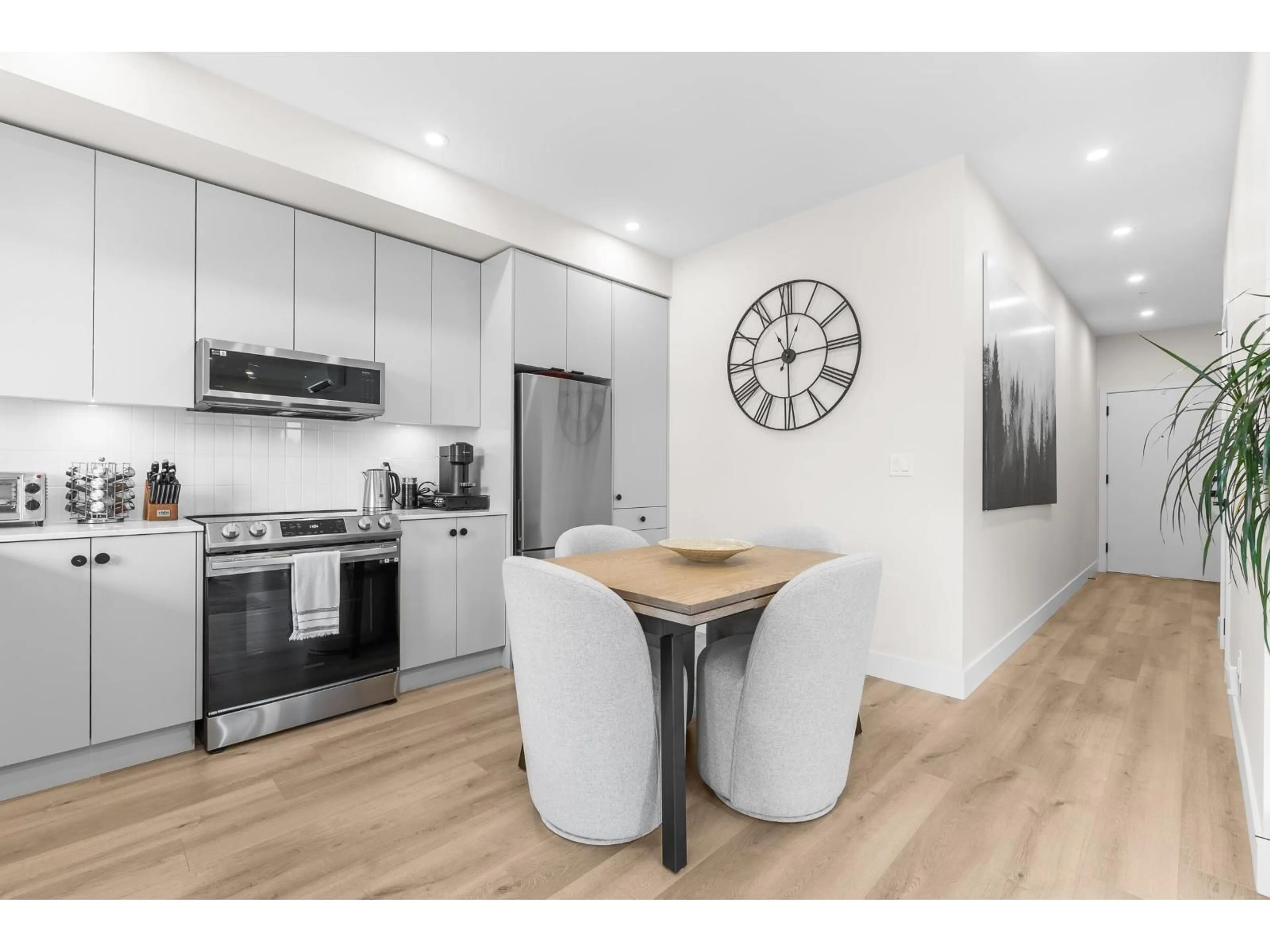 Open concept kitchen, wood/laminate floor for 312 - 45505 CAMPUS DRIVE, Chilliwack British Columbia V2R6L2