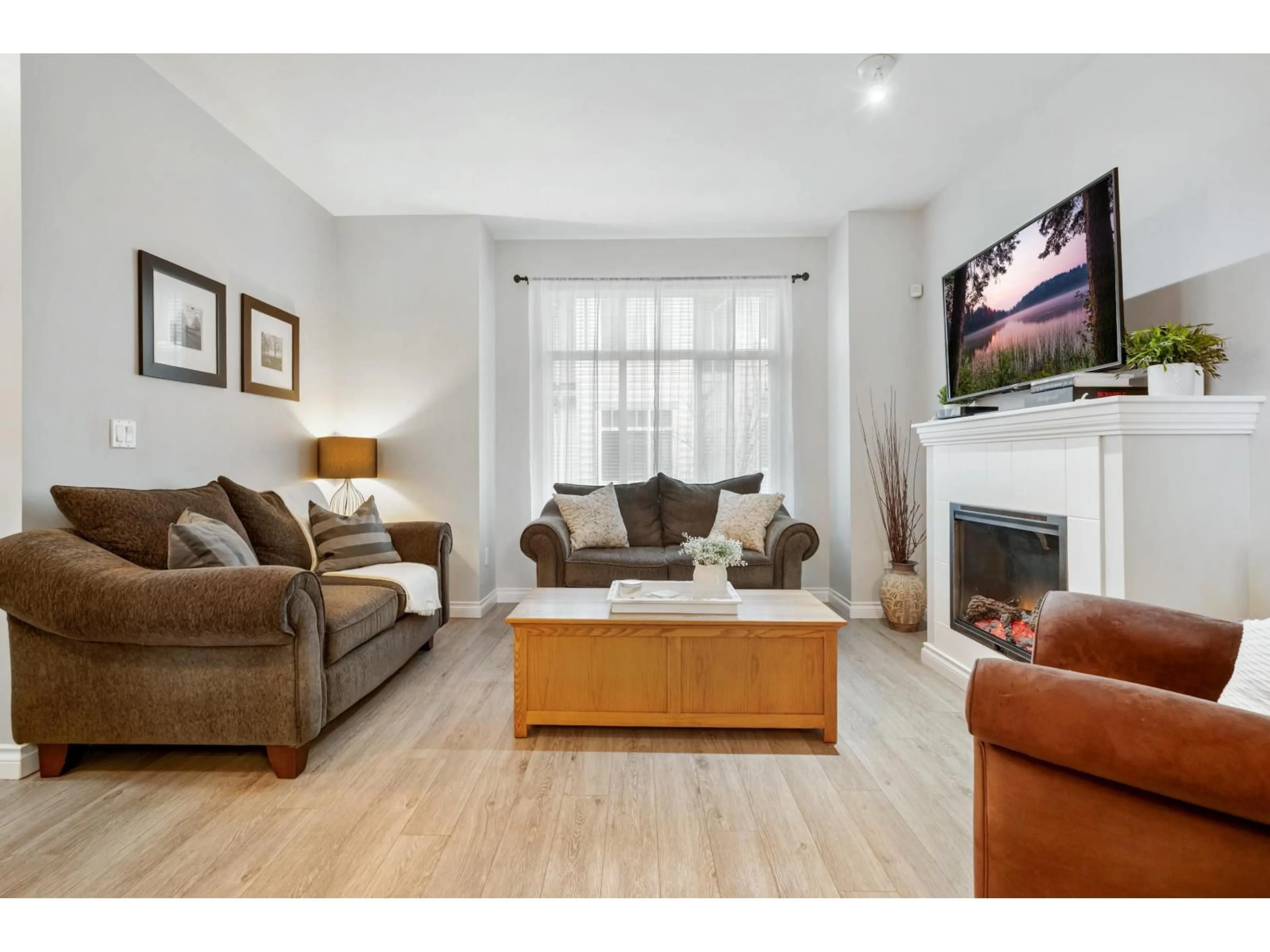 Living room with furniture, wood/laminate floor for 46 - 19480 66 AVENUE, Surrey British Columbia V4N5W7