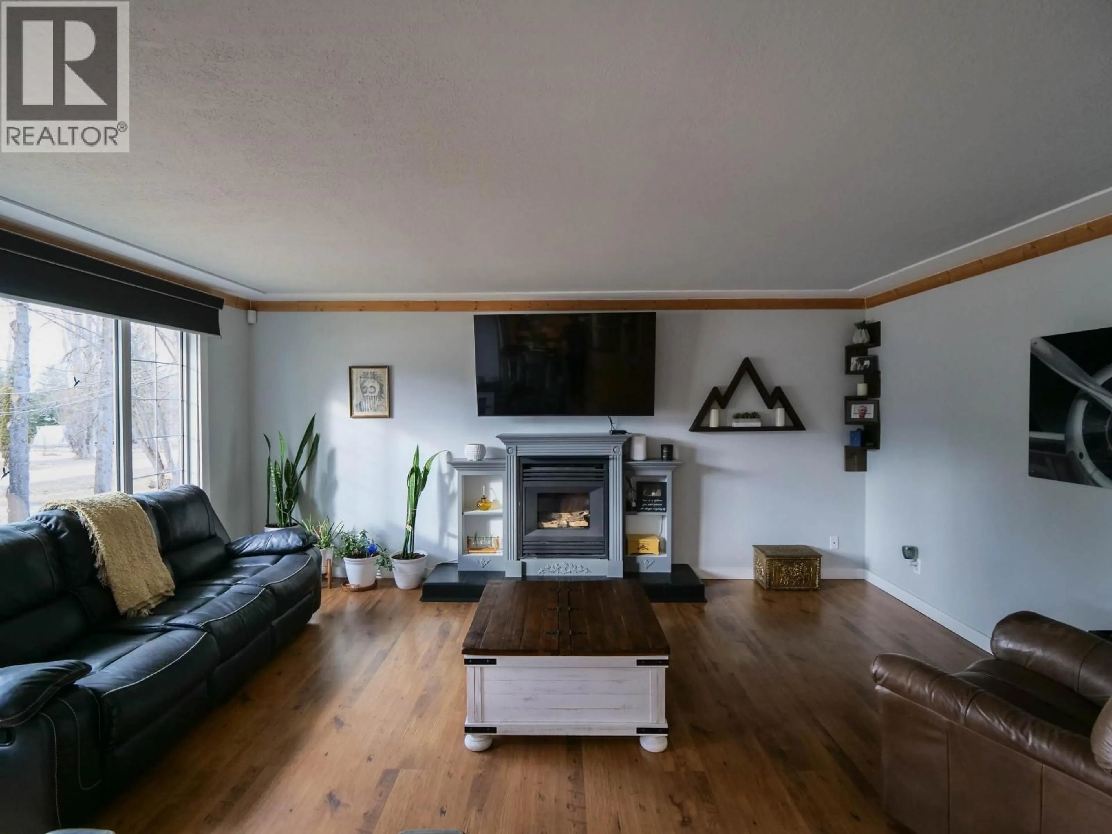 Living room with furniture, wood/laminate floor for 1286 REDWOOD ROAD, Quesnel British Columbia V2J4V5
