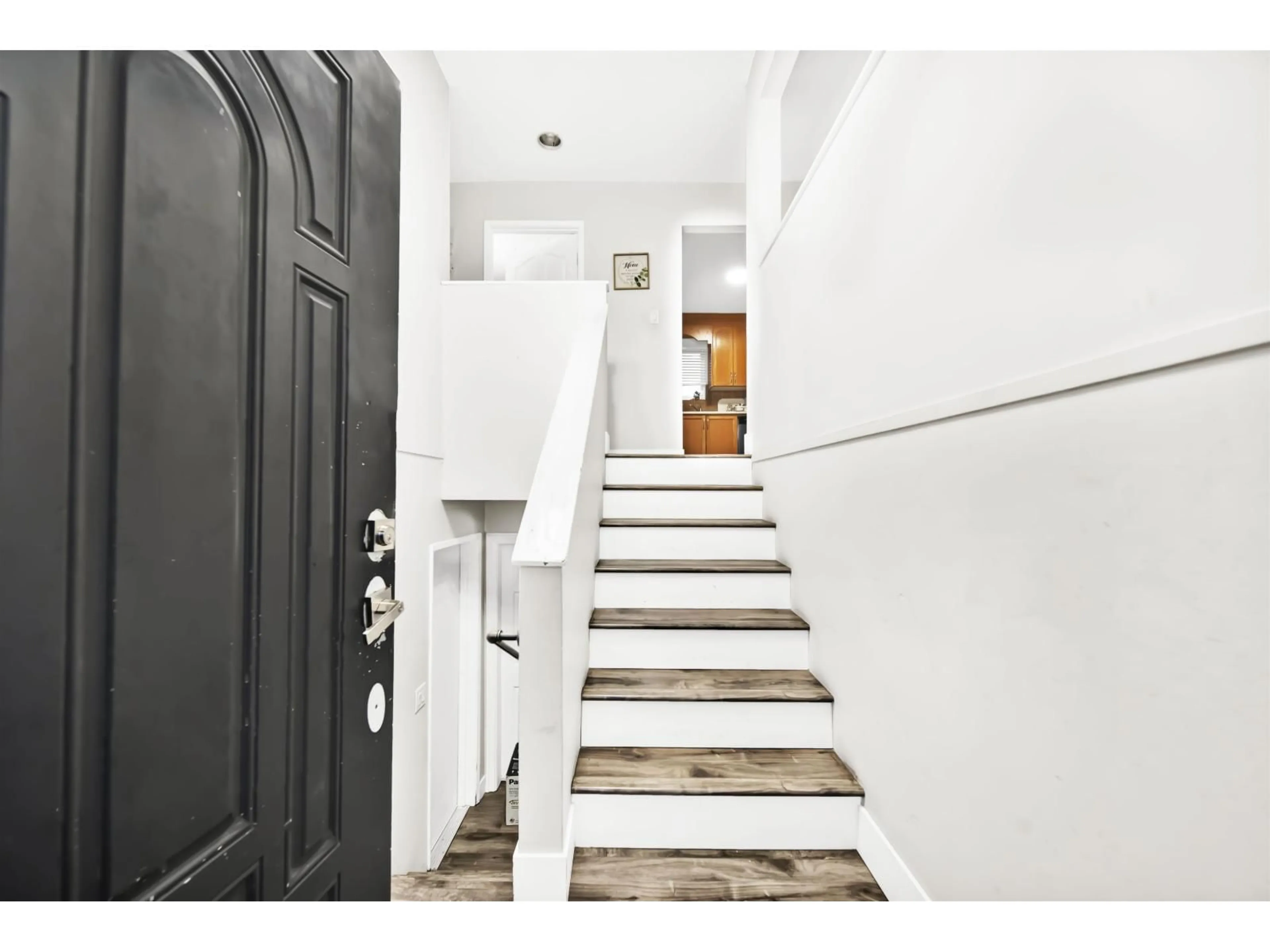 Indoor entryway for 14539 CHARTWELL DRIVE, Surrey British Columbia V3S5E3