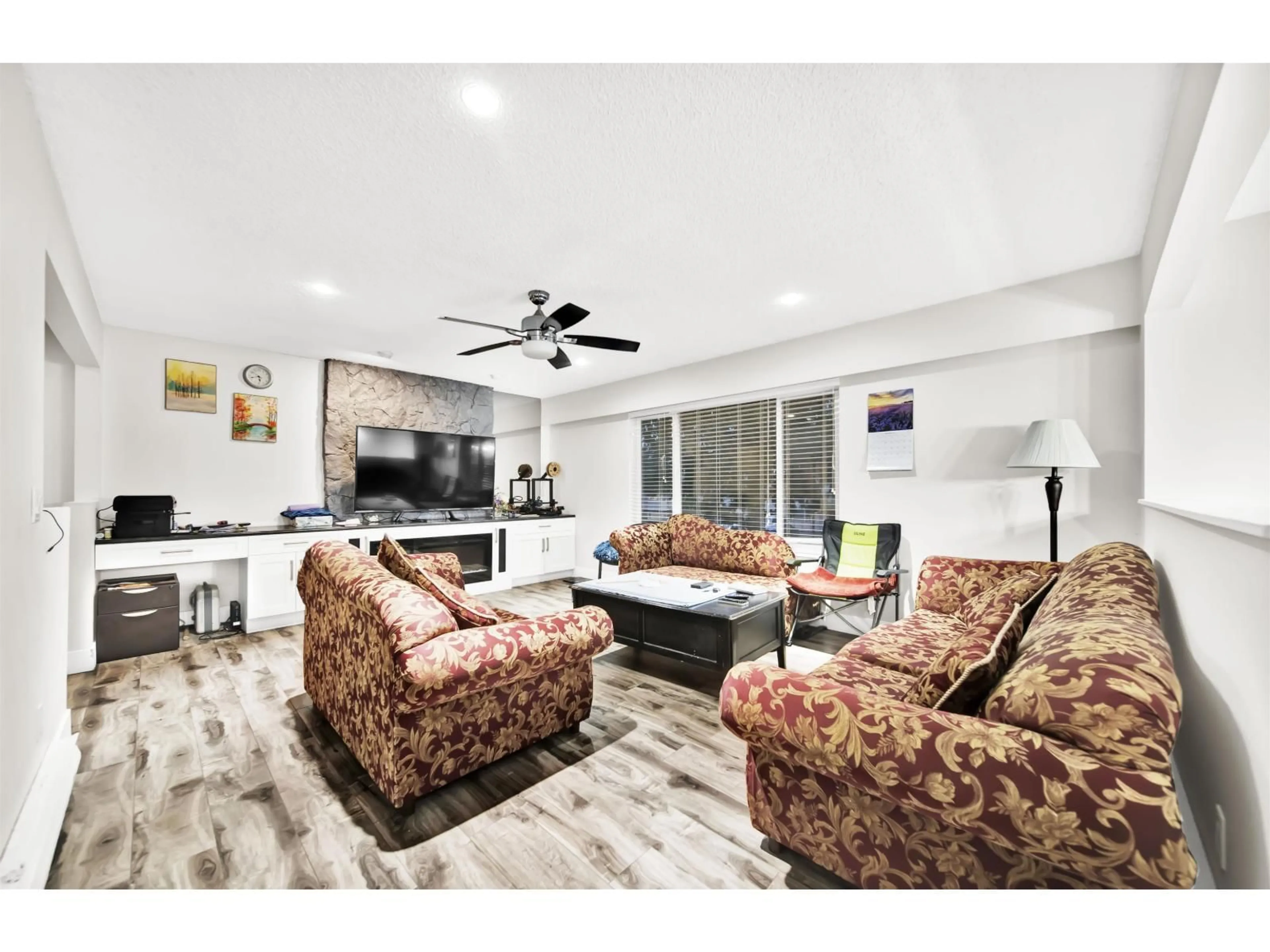 Living room with furniture, unknown for 14539 CHARTWELL DRIVE, Surrey British Columbia V3S5E3