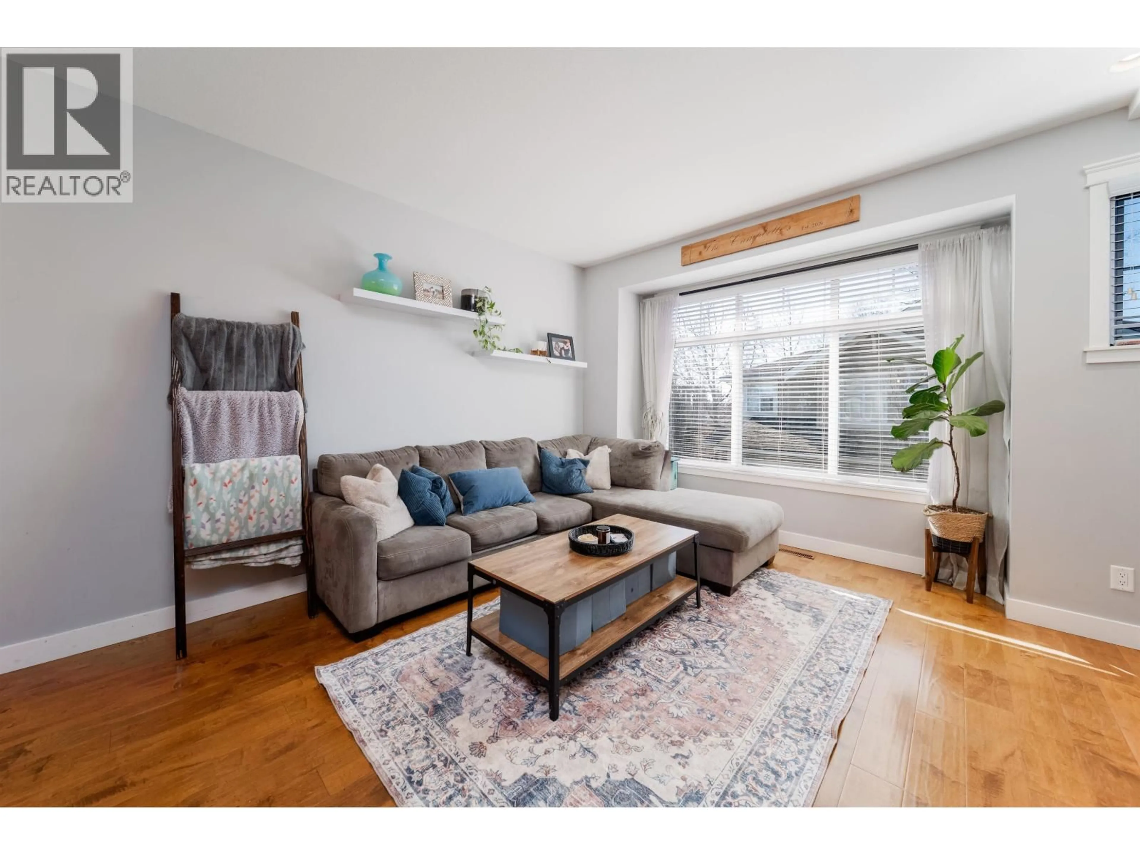 Living room with furniture, wood/laminate floor for 17 - 11282 COTTONWOOD DRIVE, Maple Ridge British Columbia V2X8W7