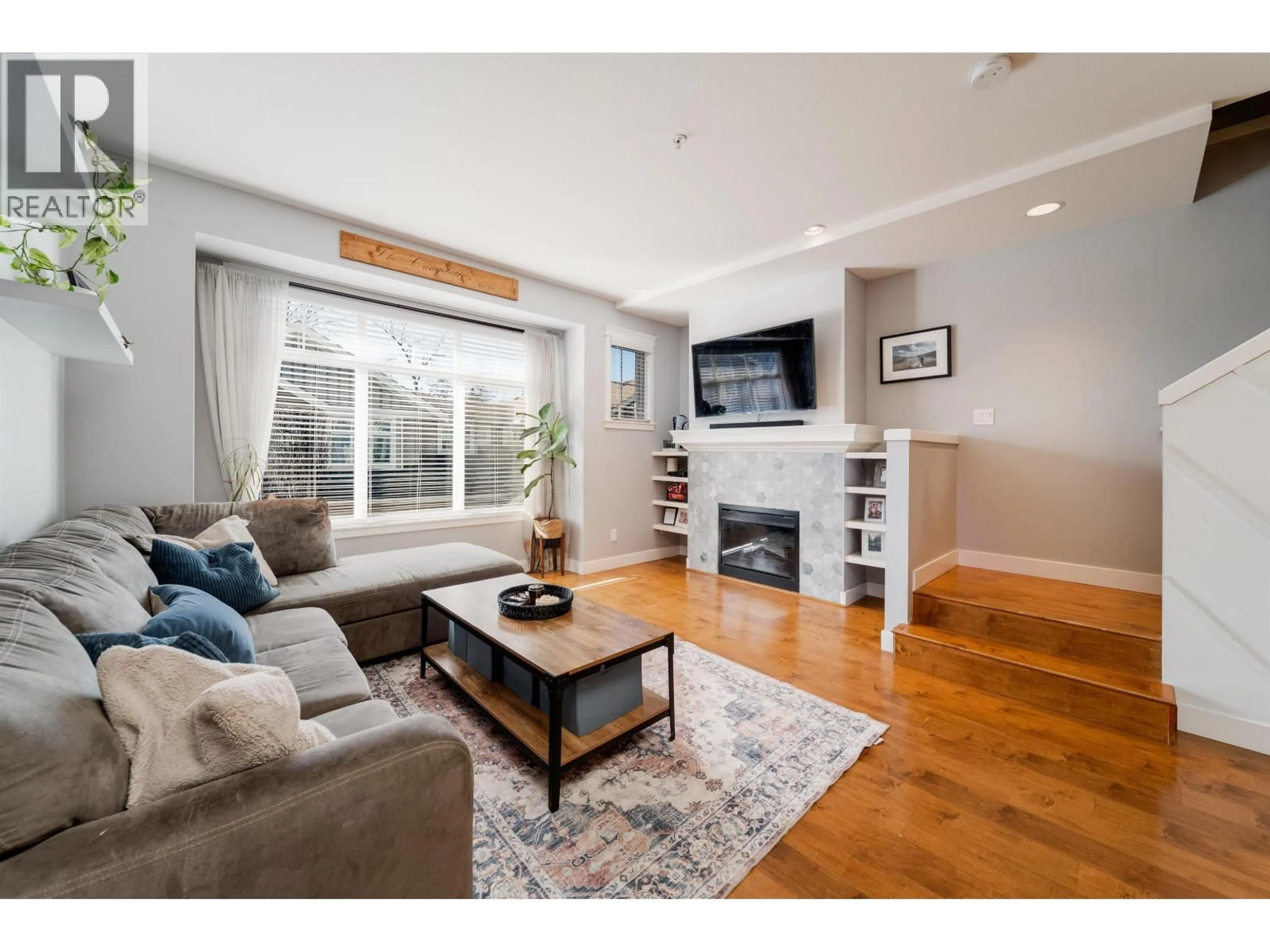 Living room with furniture, wood/laminate floor for 17 - 11282 COTTONWOOD DRIVE, Maple Ridge British Columbia V2X8W7