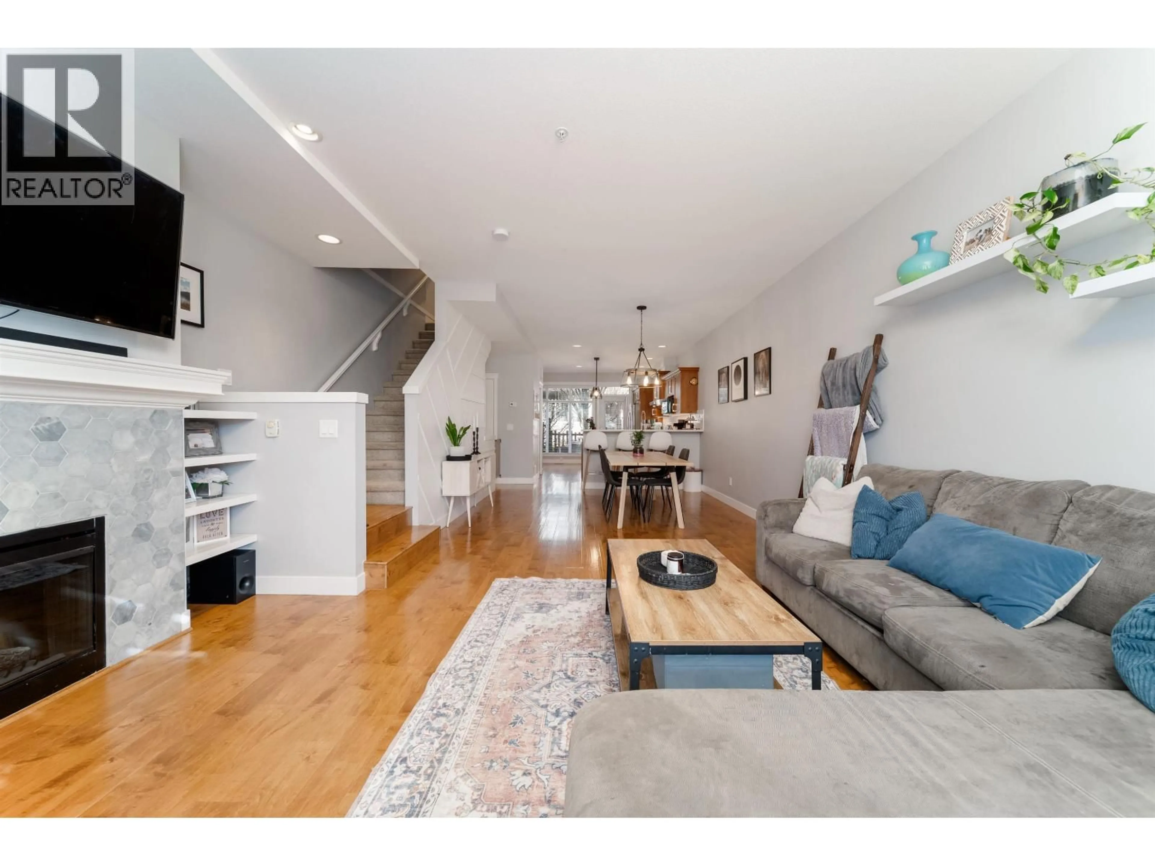Living room with furniture, wood/laminate floor for 17 - 11282 COTTONWOOD DRIVE, Maple Ridge British Columbia V2X8W7