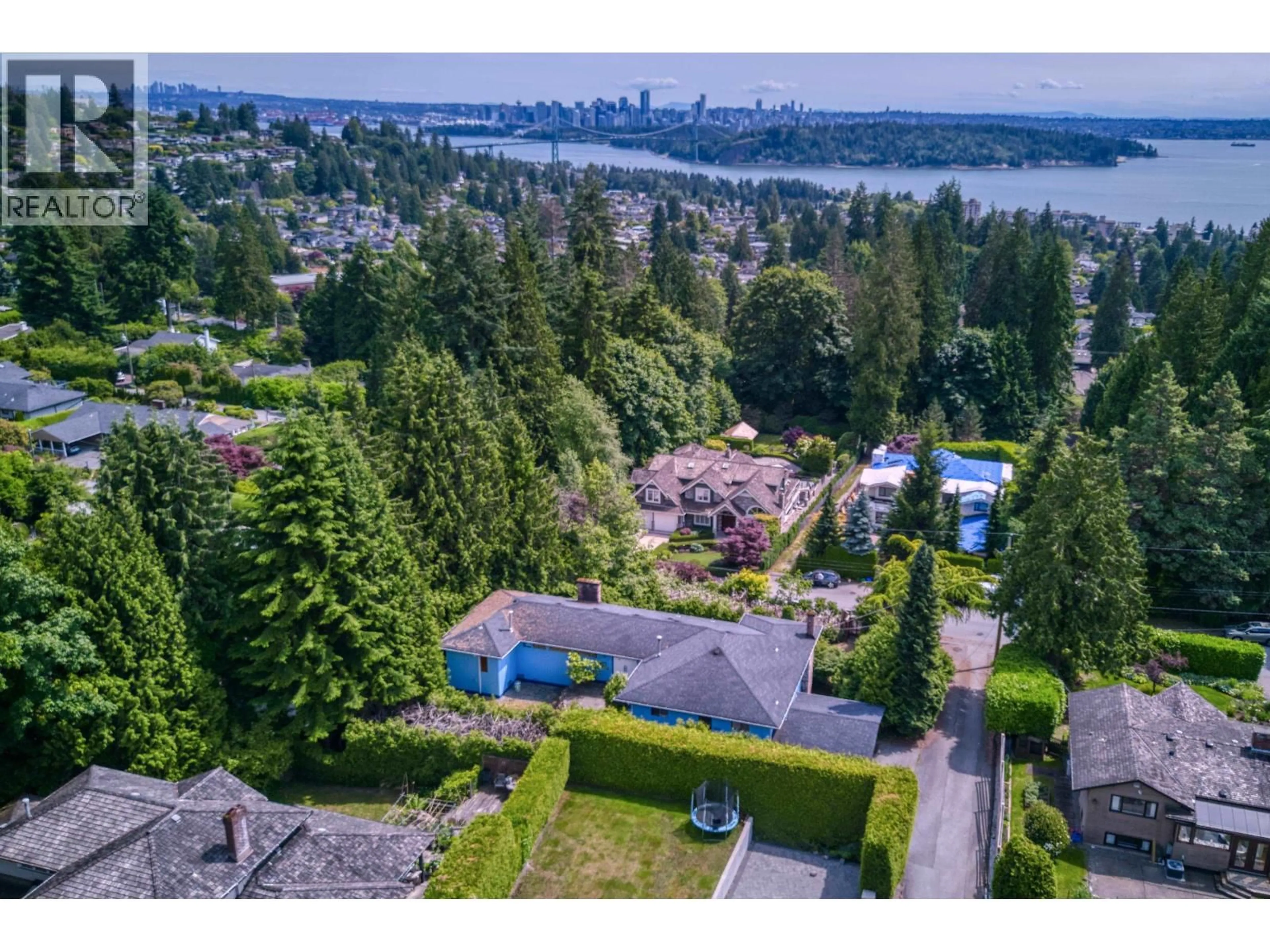 A pic from outside/outdoor area/front of a property/back of a property/a pic from drone, water/lake/river/ocean view for 1337 OTTAWA AVENUE, West Vancouver British Columbia V7T2H6