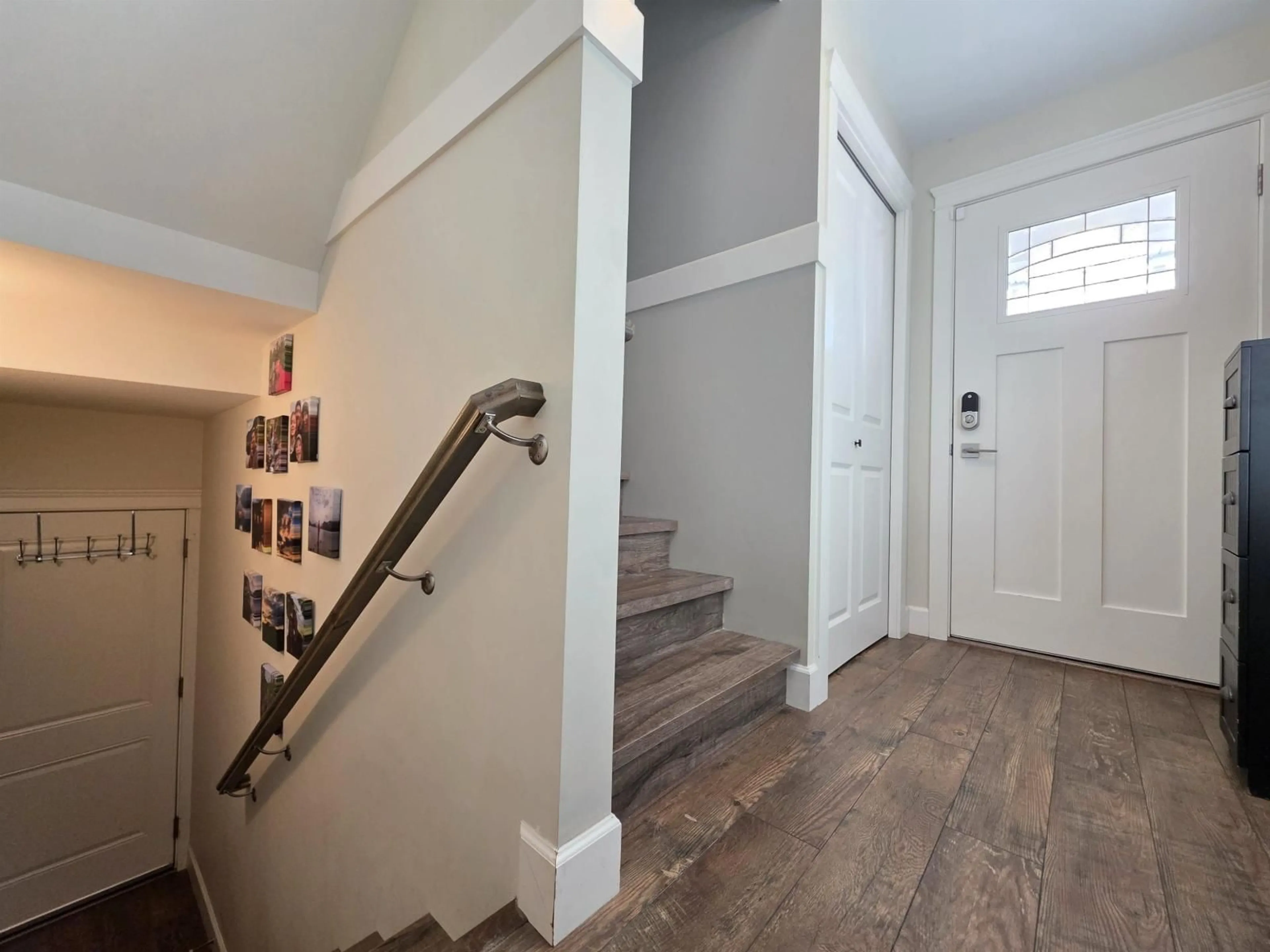 Indoor entryway for 9 - 32921 14 AVENUE, Mission British Columbia V2V0E9