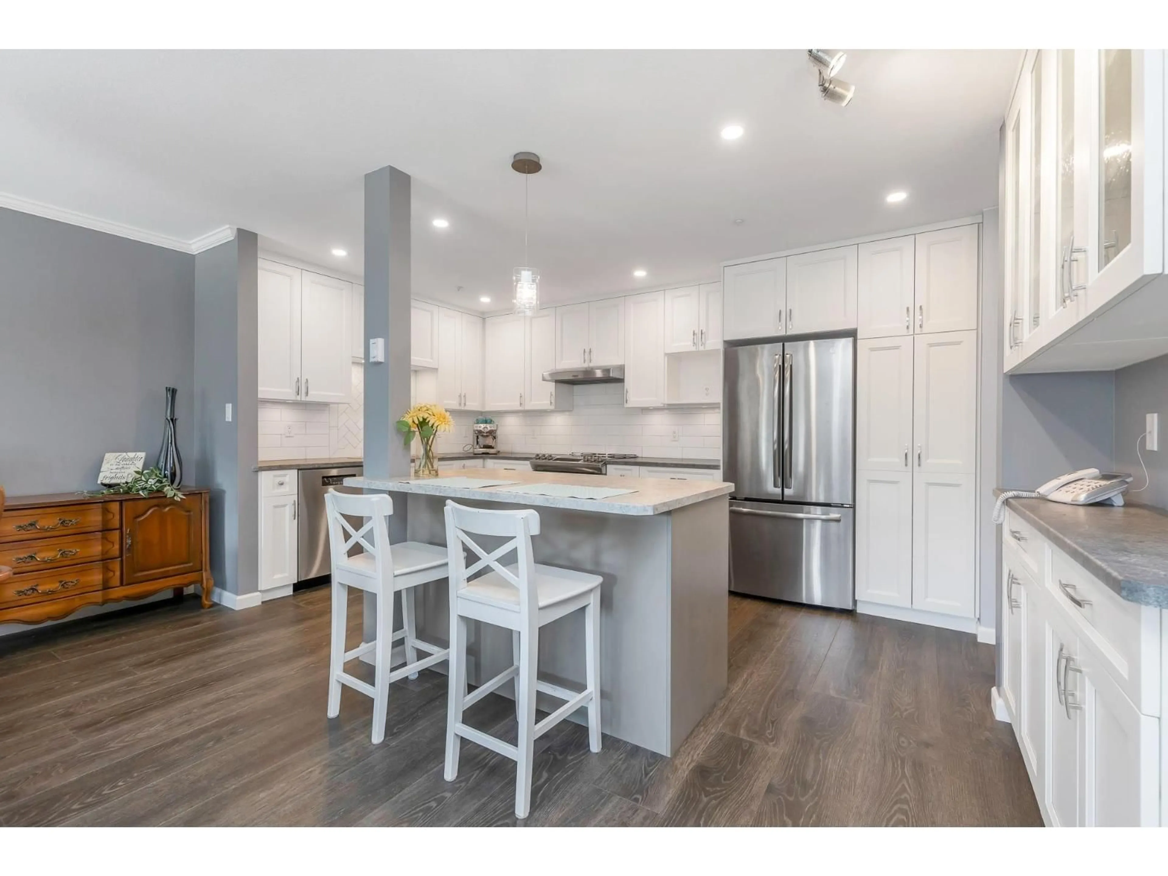Open concept kitchen, wood/laminate floor for 225 - 2451 GLADWIN ROAD, Abbotsford British Columbia V2T3N8