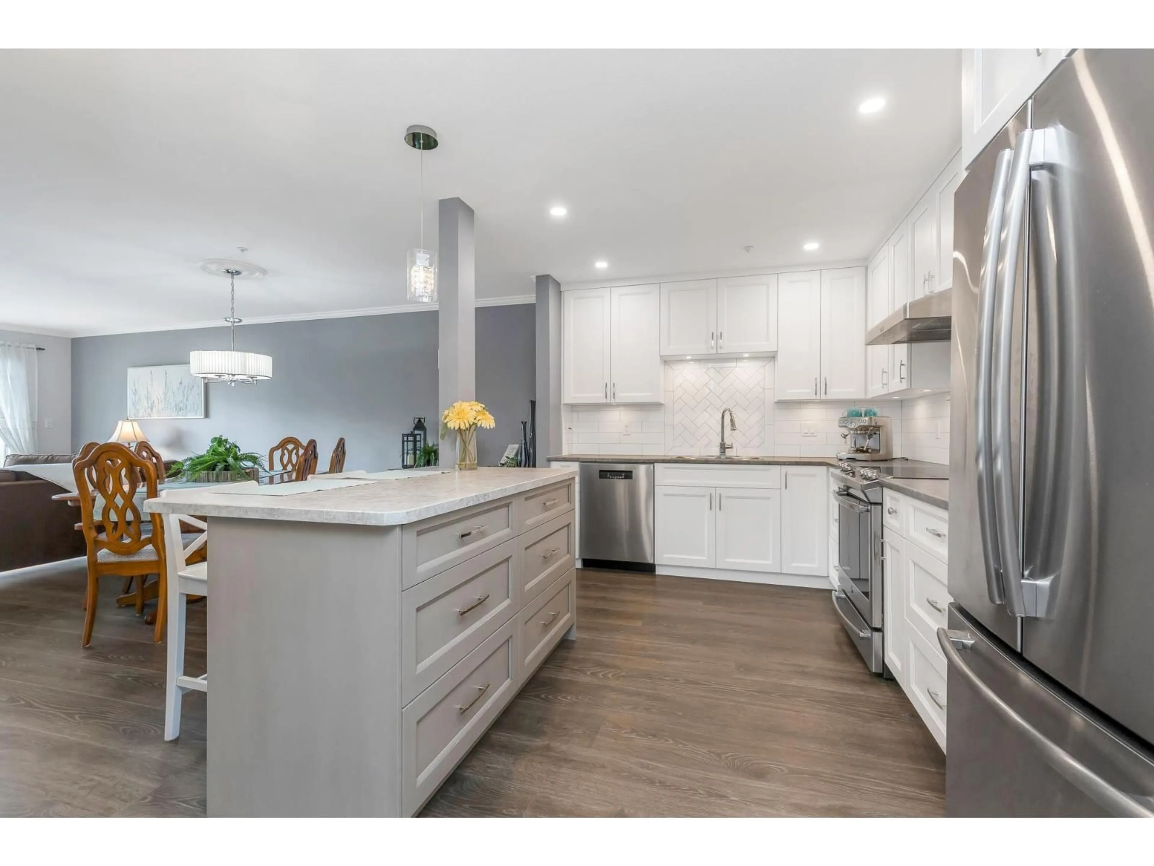 Open concept kitchen, wood/laminate floor for 225 - 2451 GLADWIN ROAD, Abbotsford British Columbia V2T3N8