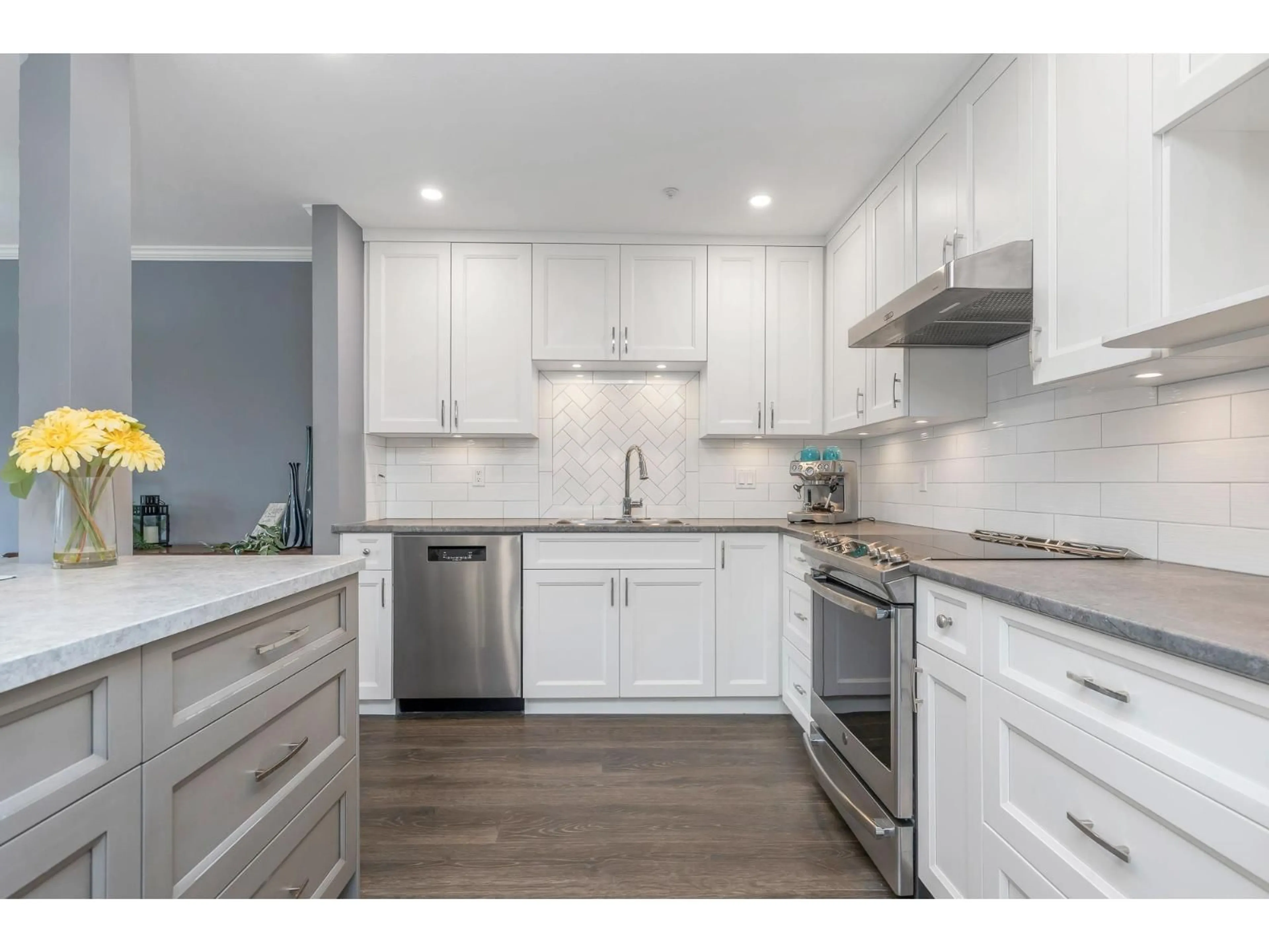 Open concept kitchen, unknown for 225 - 2451 GLADWIN ROAD, Abbotsford British Columbia V2T3N8