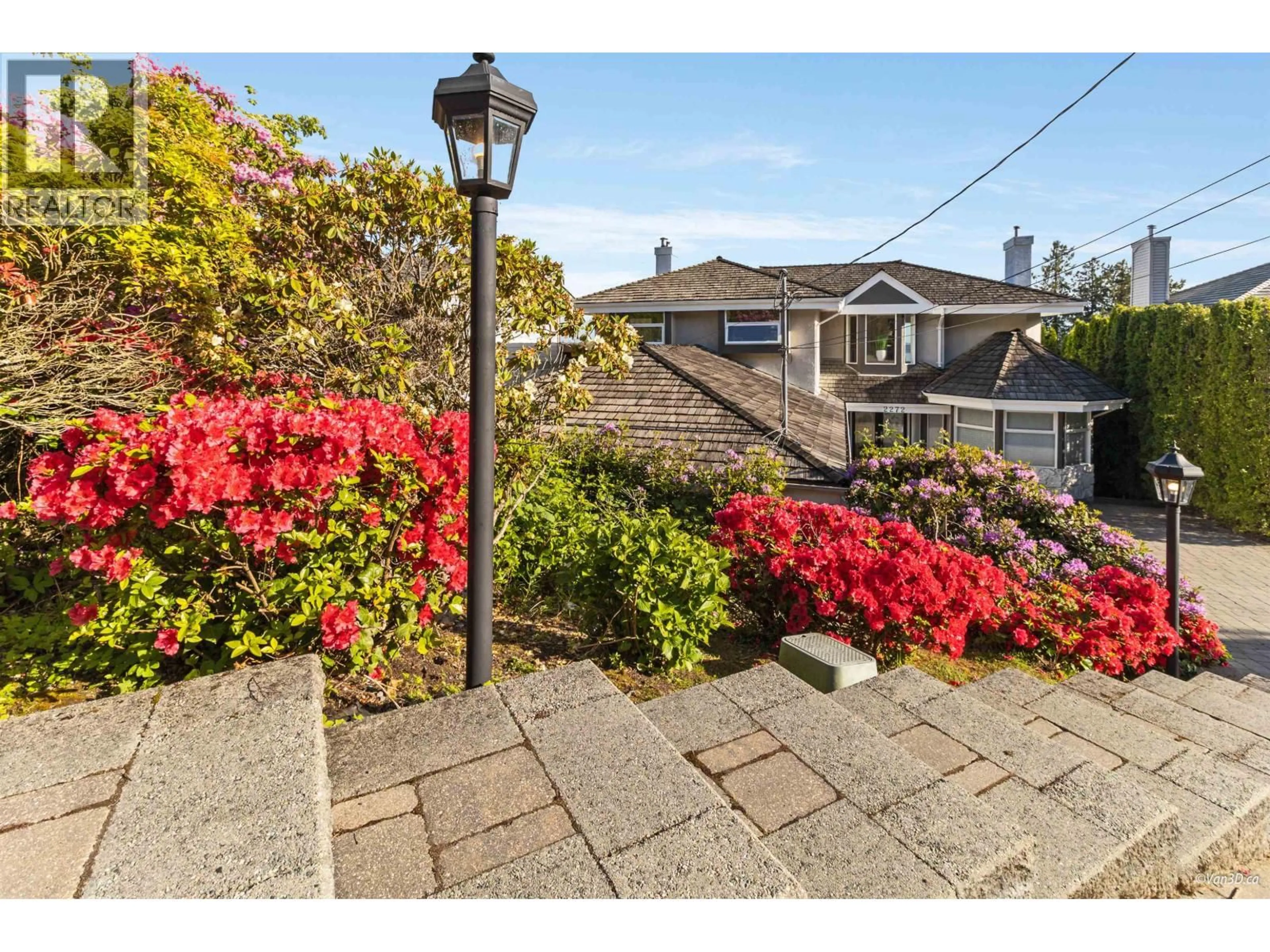 A pic from outside/outdoor area/front of a property/back of a property/a pic from drone, street for 2272 OTTAWA AVENUE, West Vancouver British Columbia V7V2S6