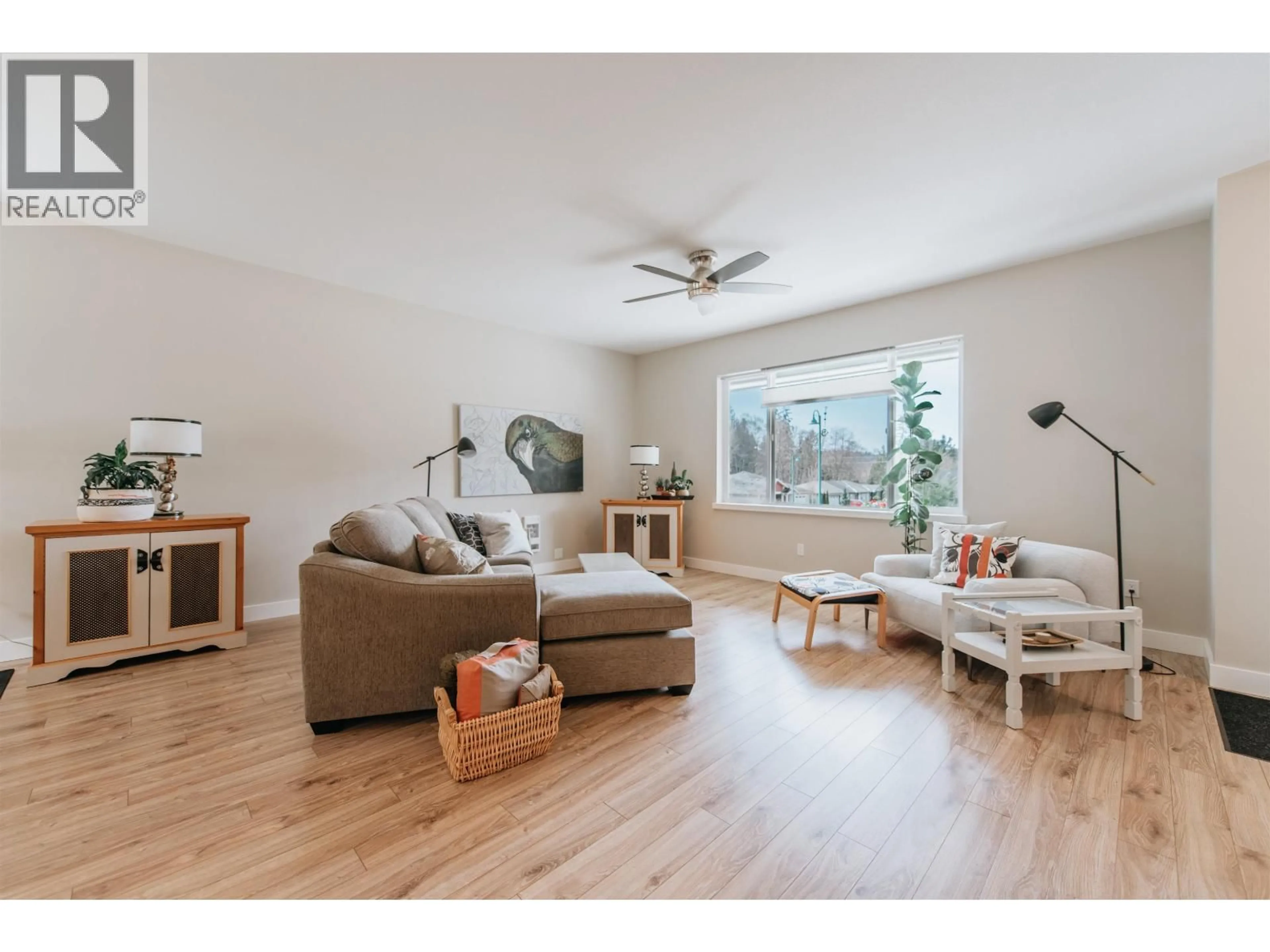 Living room with furniture, wood/laminate floor for 6222 SITKA ROAD, Sechelt British Columbia V7Z0L3