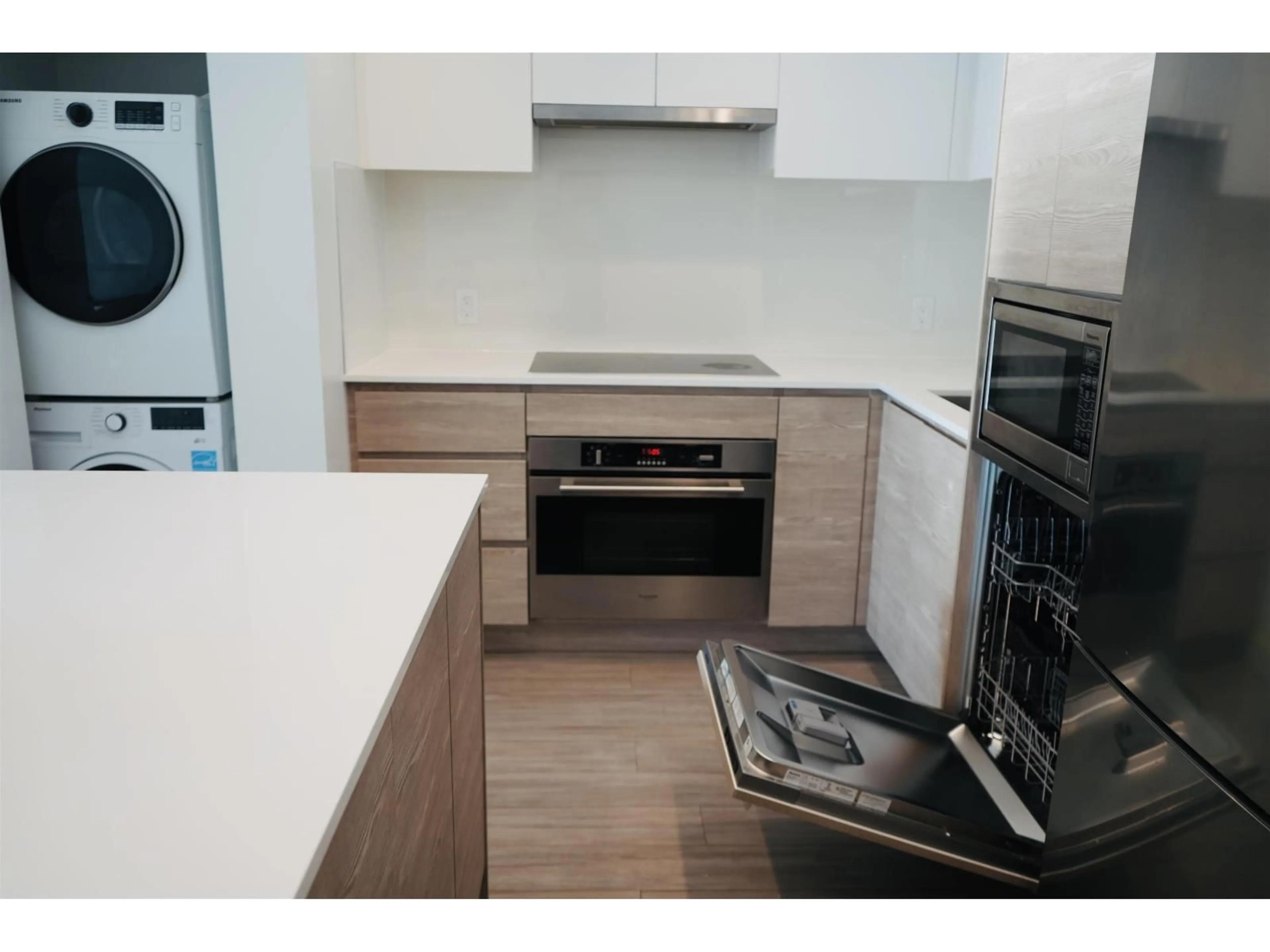 Standard kitchen, wood/laminate floor for 2710 - 13655 FRASER HIGHWAY, Surrey British Columbia V3T0P8