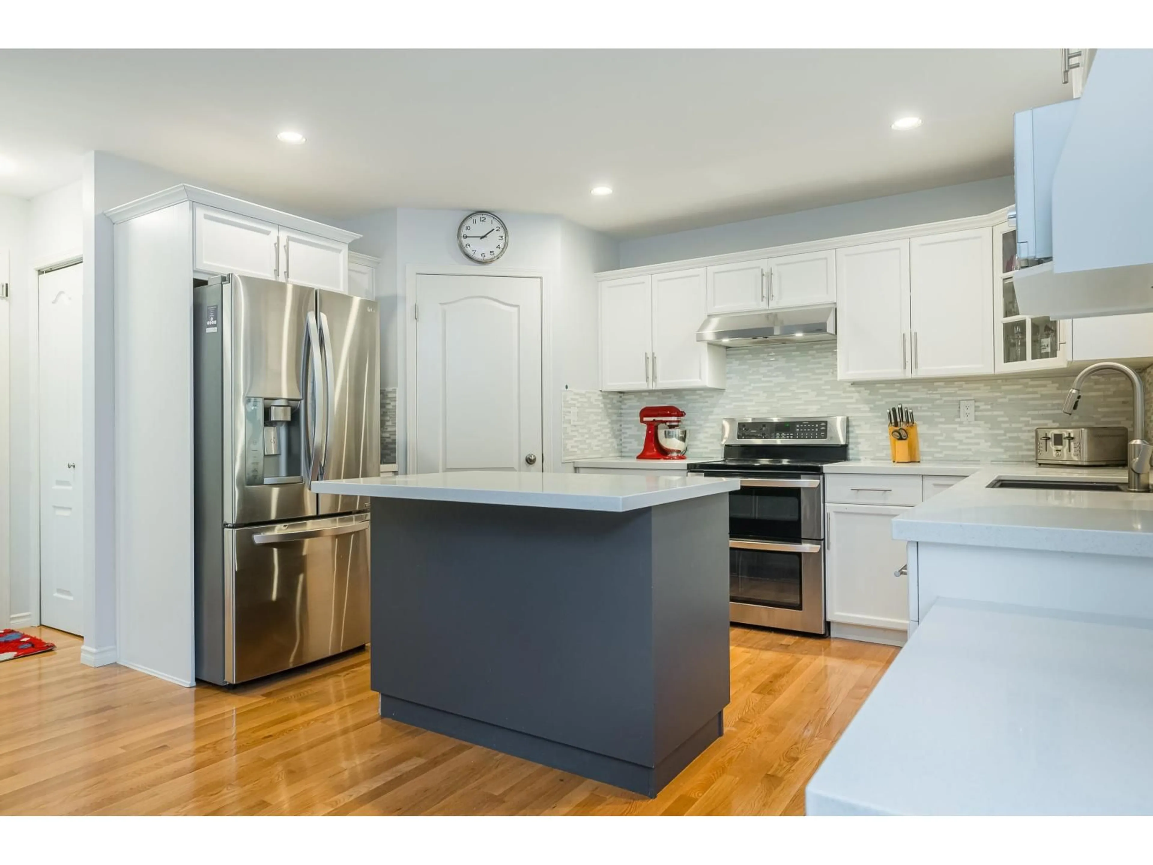 Open concept kitchen, wood/laminate floor for 20265 94B AVENUE, Langley British Columbia V1M3Z4