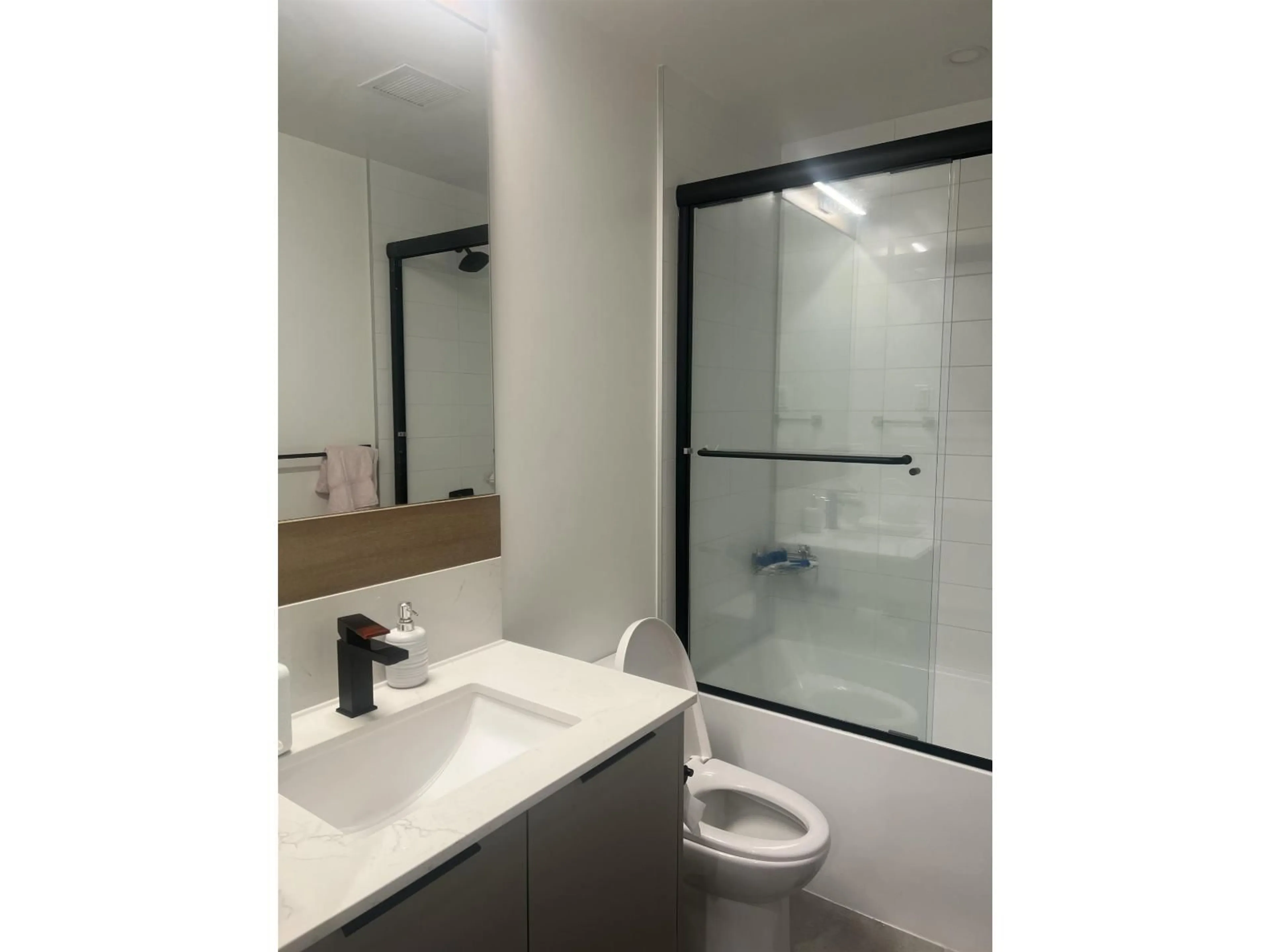Standard bathroom, unknown for 402 - 10778 138 STREET, Surrey British Columbia V3T0S5