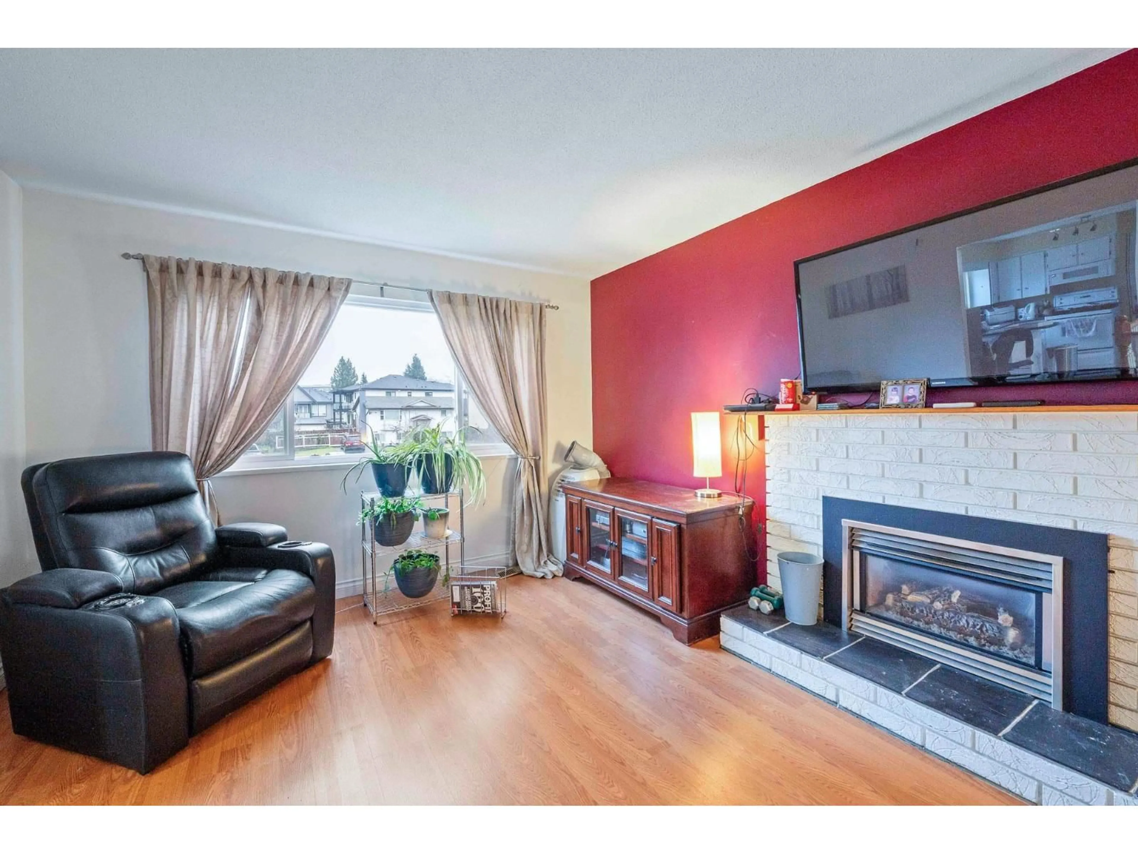 Living room with furniture, wood/laminate floor for 8625 MARGATE PLACE, Surrey British Columbia V3S5B3
