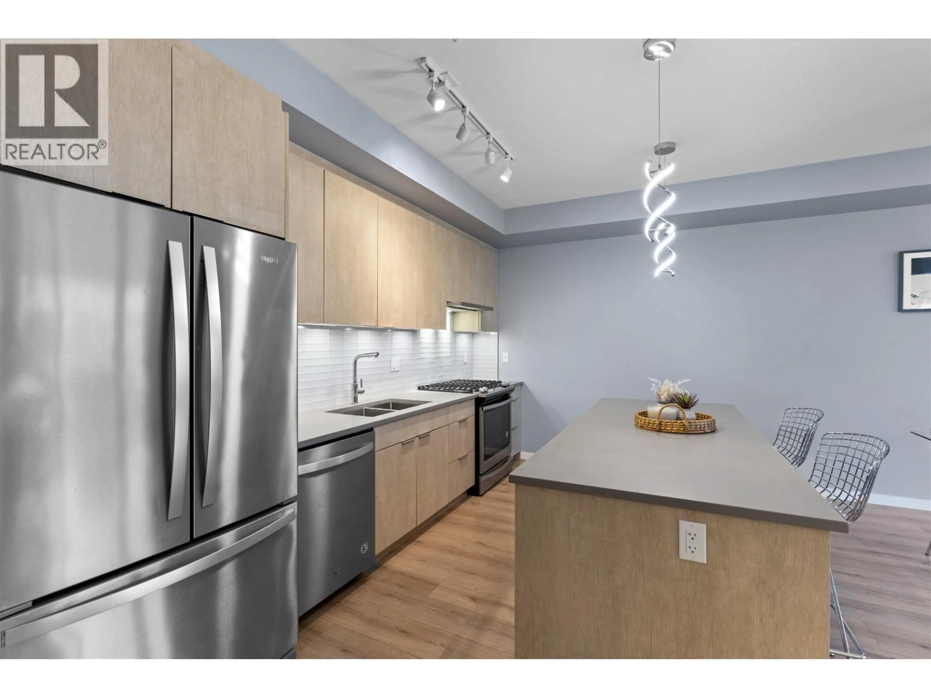 Standard kitchen, wood/laminate floor for 201 - 38165 CLEVELAND AVENUE, Squamish British Columbia V8P0P1