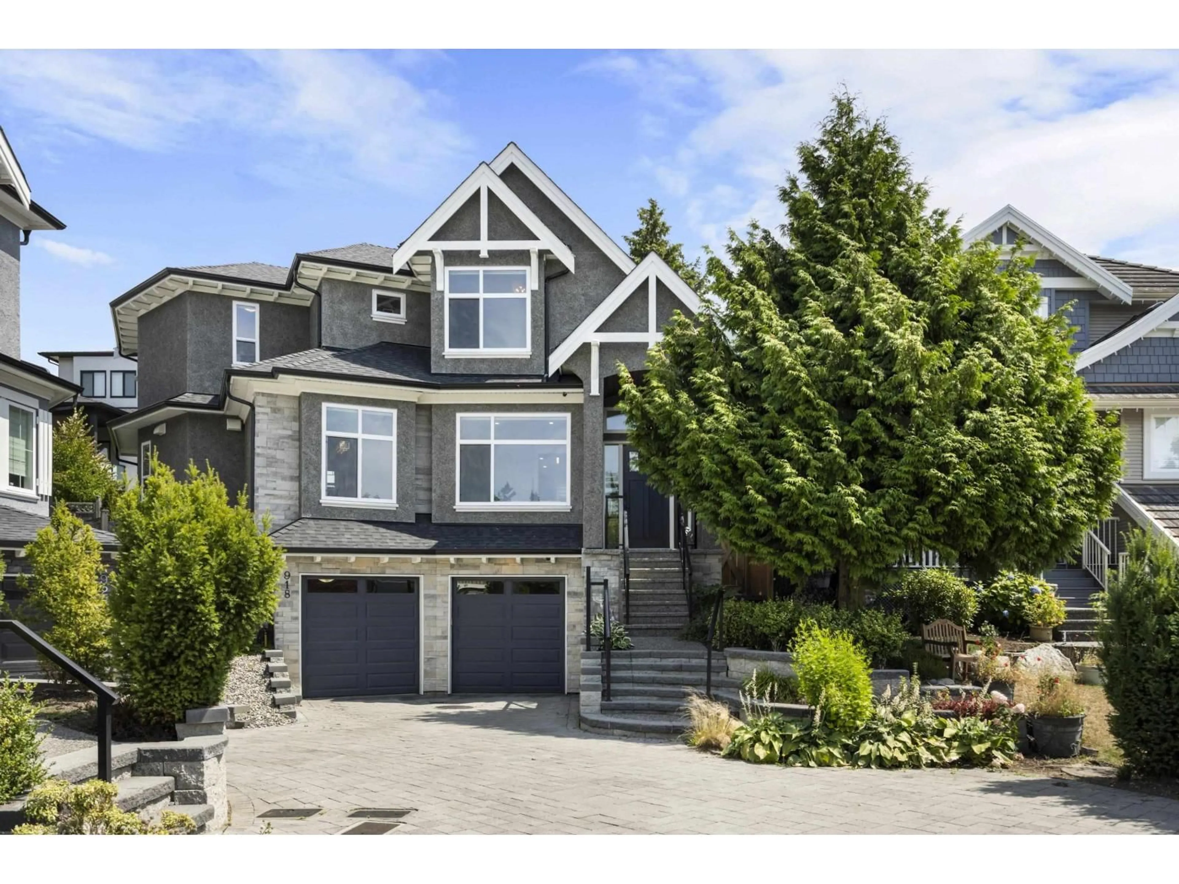 Home with vinyl exterior material, street for 918 163 STREET, Surrey British Columbia V4A4Y4