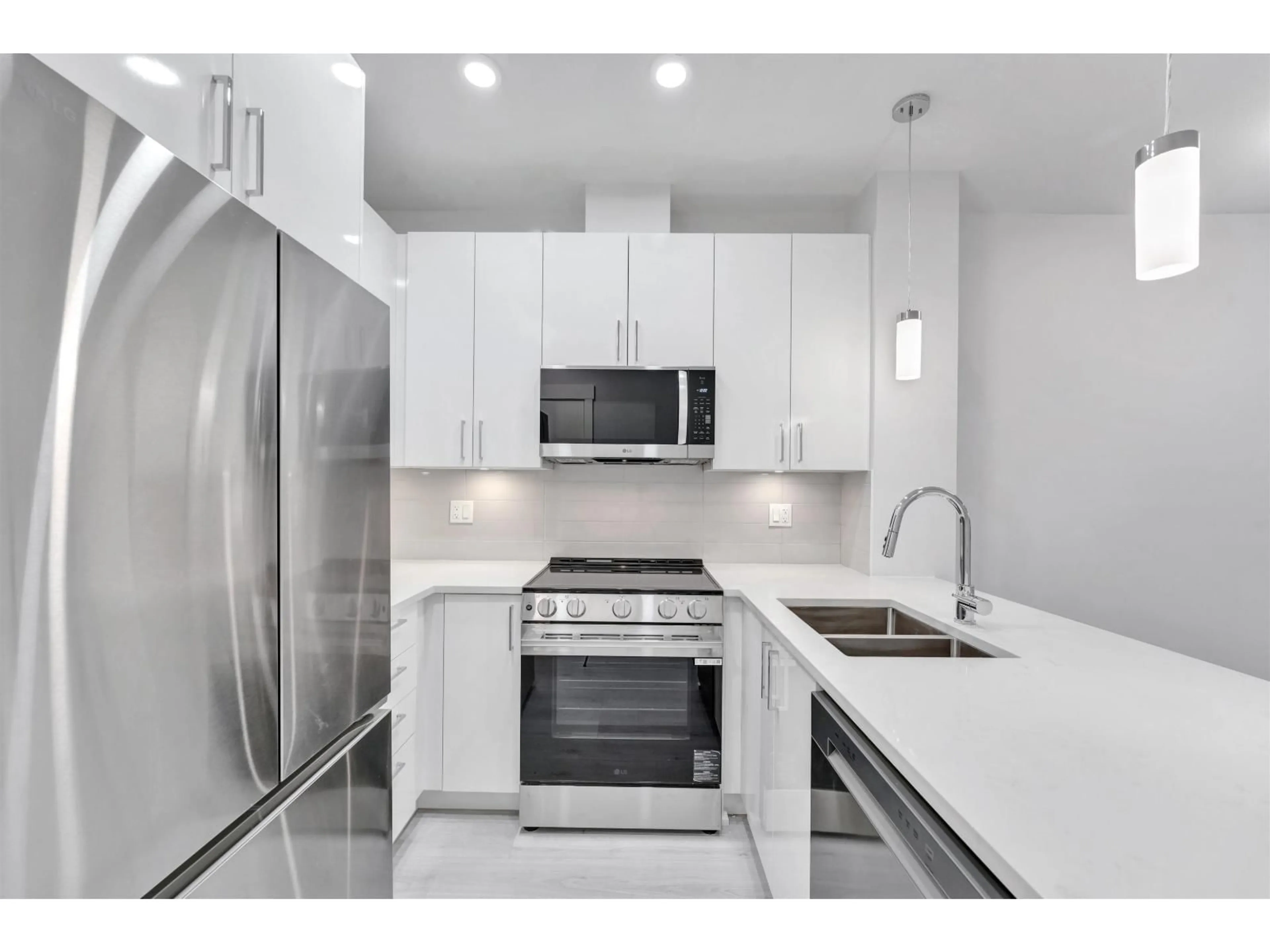 Standard kitchen, ceramic/tile floor for 100 - 33886 PINE STREET, Abbotsford British Columbia V2S0N9