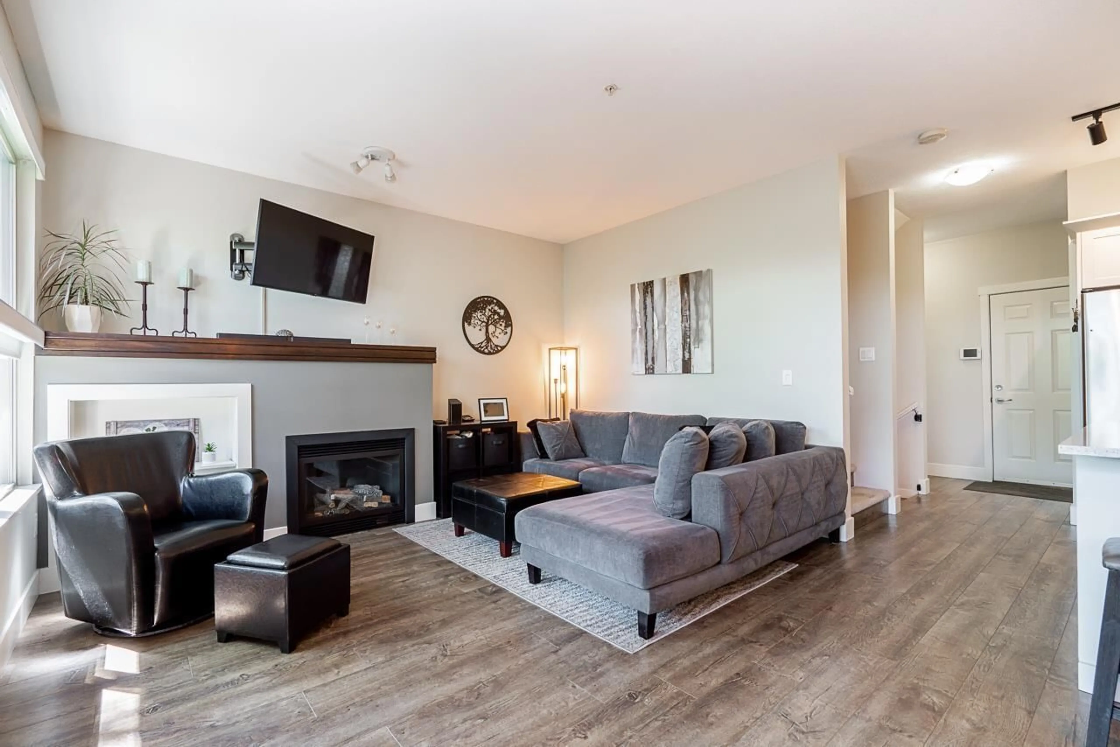 Living room with furniture, wood/laminate floor for 21 - 20326 68 AVENUE, Langley British Columbia V2Y0E3