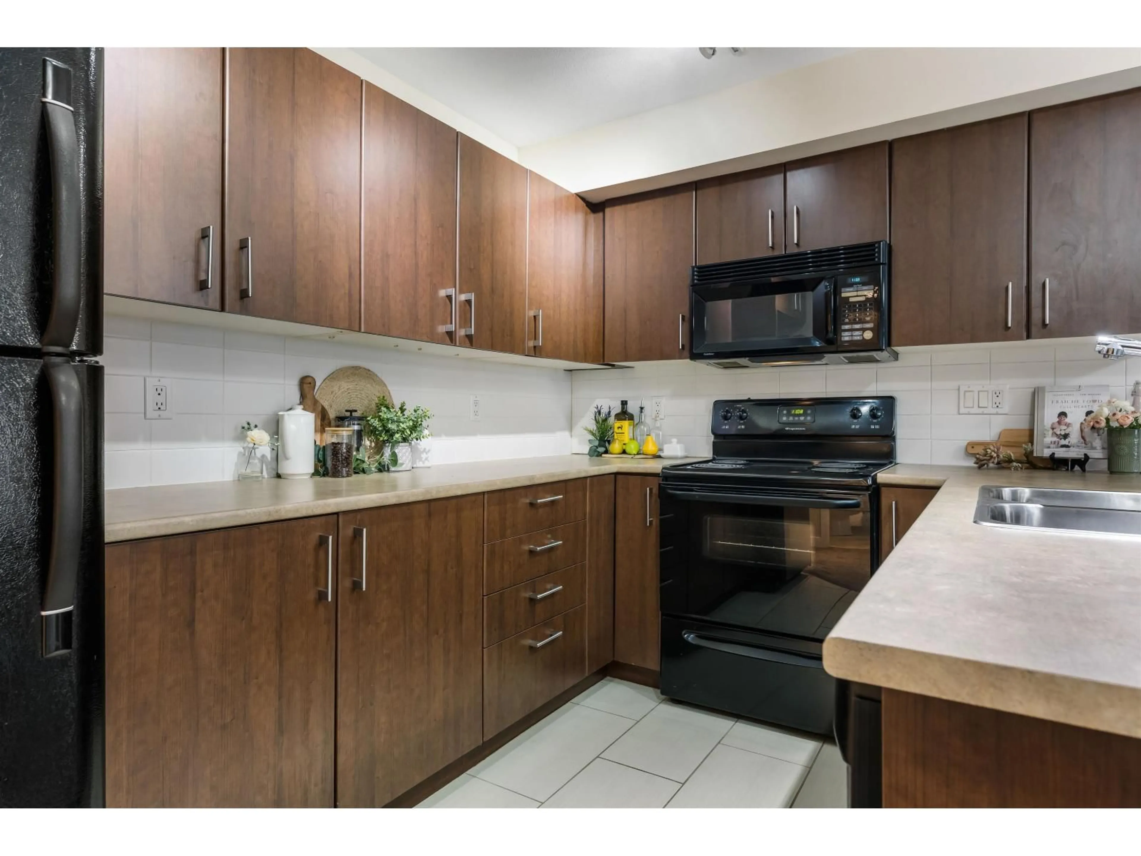 Standard kitchen, unknown for 113 - 45555 YALE ROAD, Chilliwack British Columbia V2P0A9