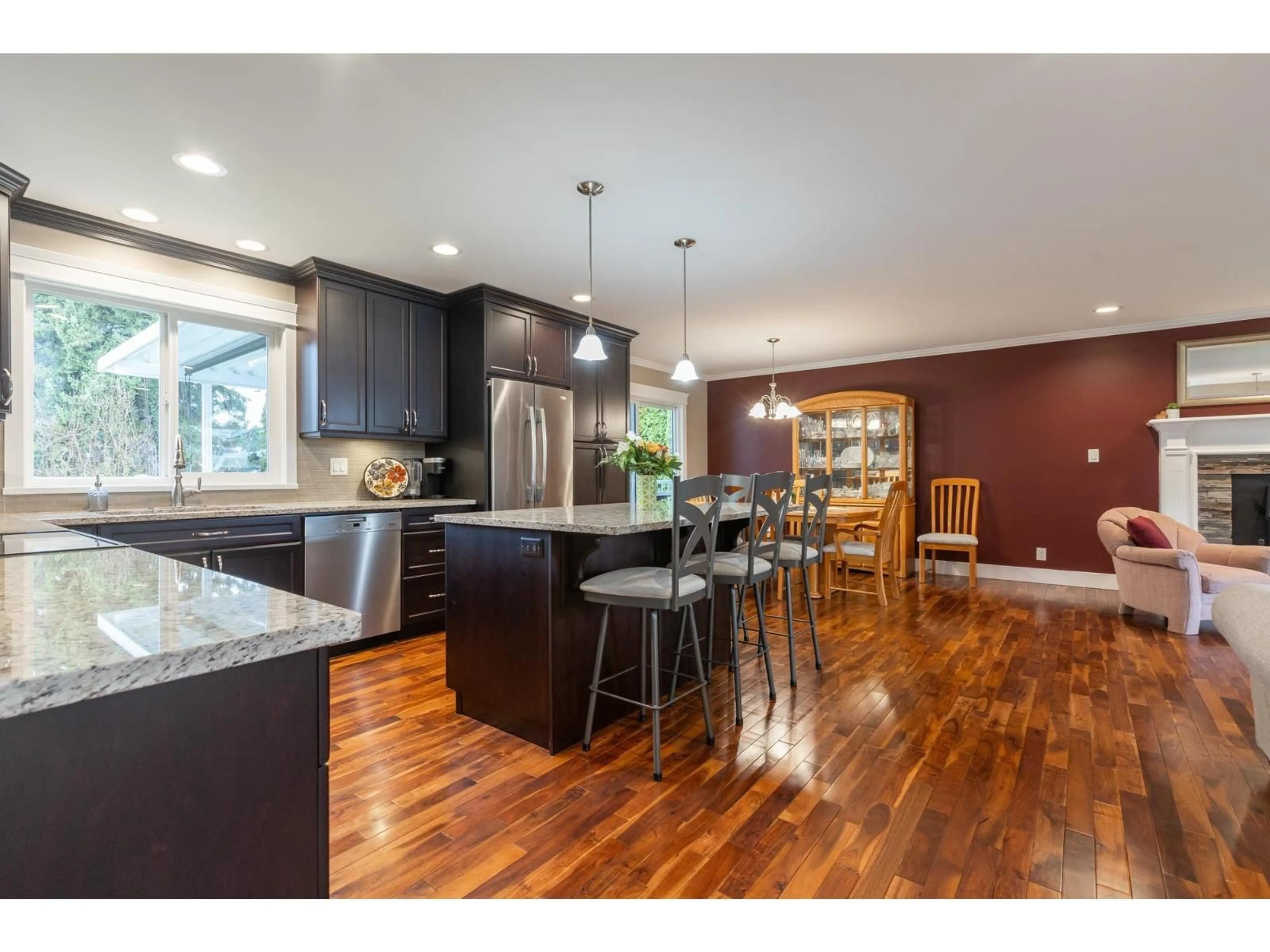 Open concept kitchen, wood/laminate floor for 33341 LYNN AVENUE, Abbotsford British Columbia V2S1E1