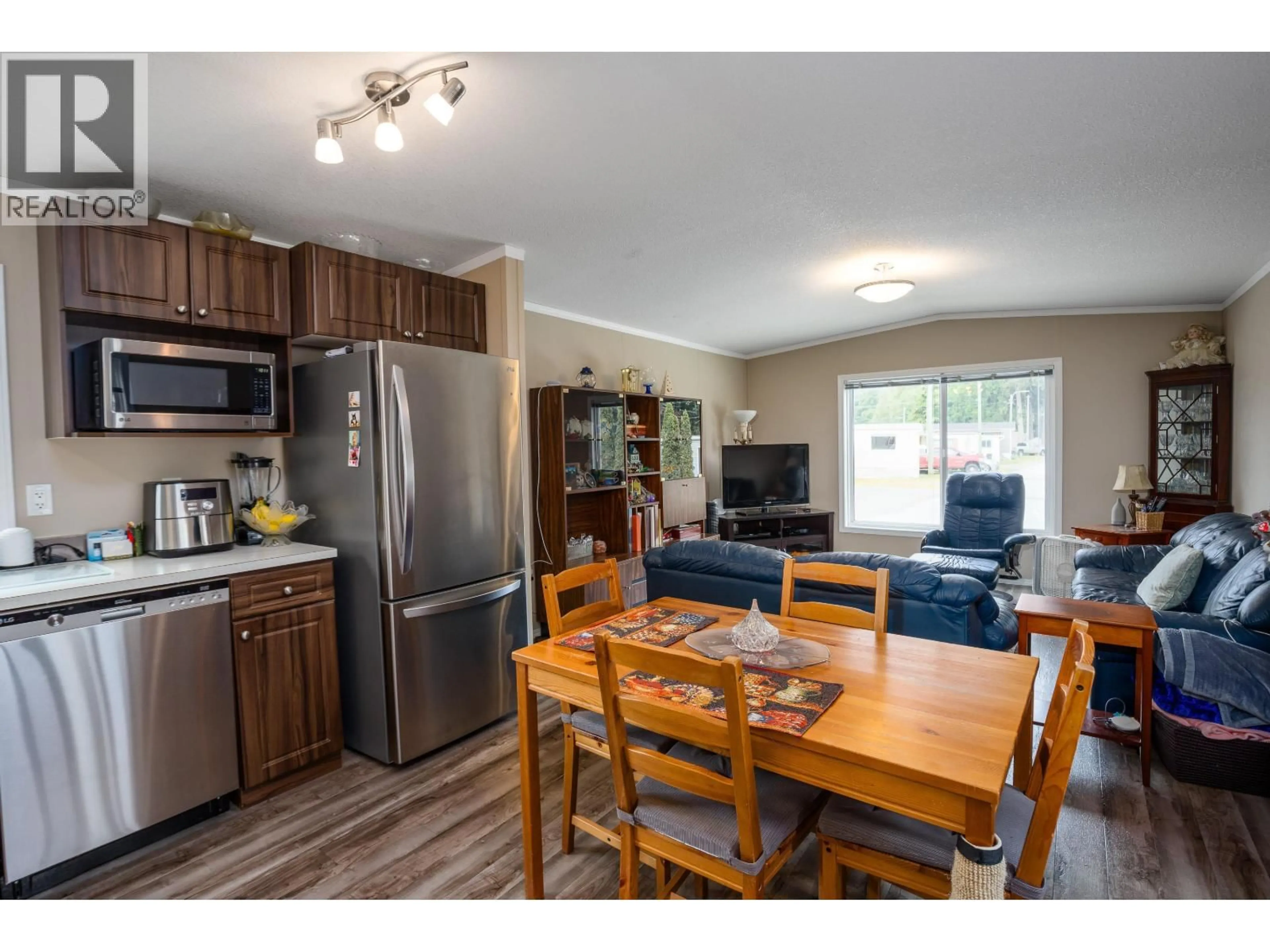 Open concept kitchen, wood/laminate floor for 5 - 40022 GOVERNMENT ROAD, Squamish British Columbia V0N3G0