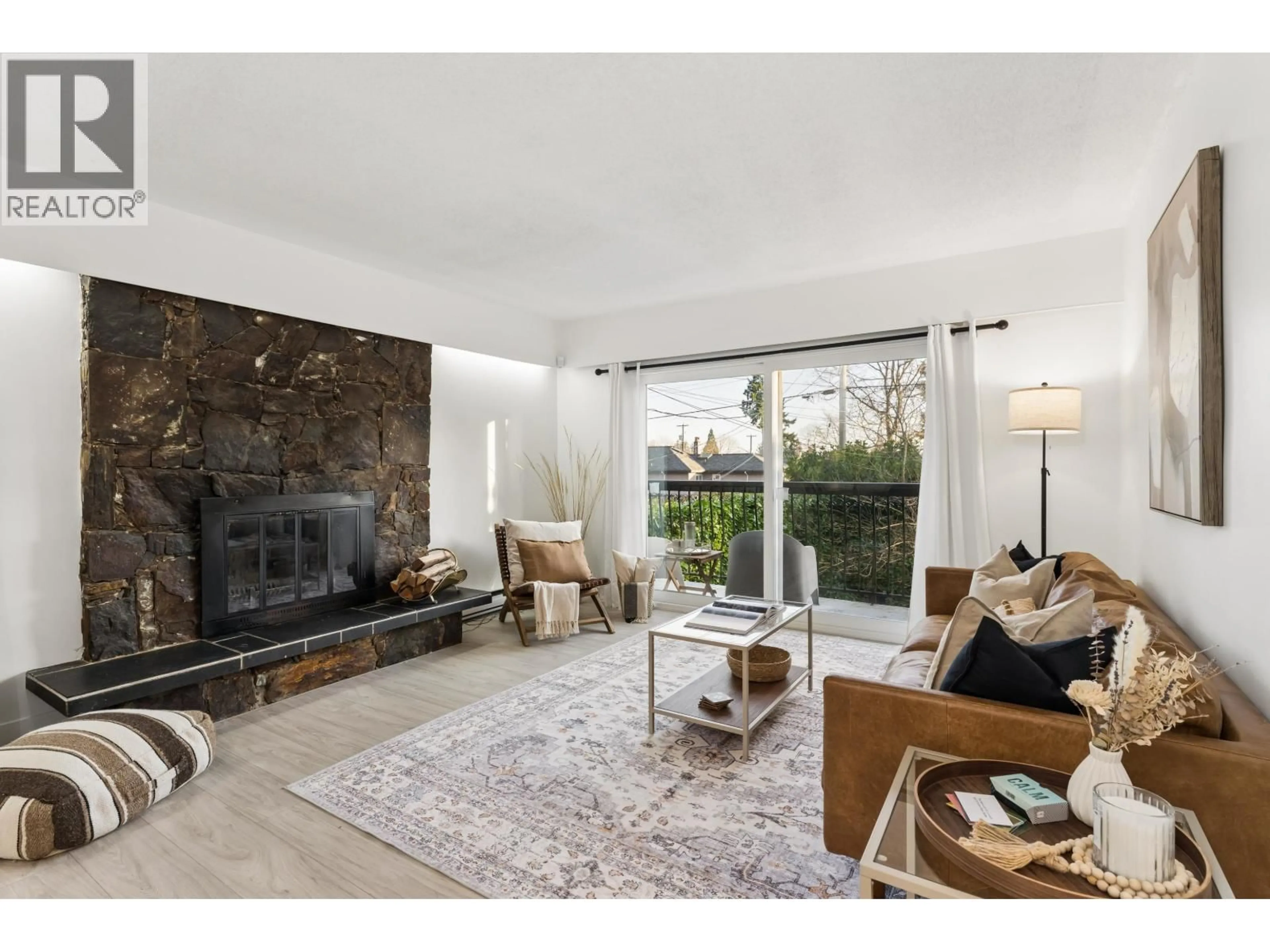 Living room with furniture, unknown for 1564 HOPE ROAD, North Vancouver British Columbia V7P1W9