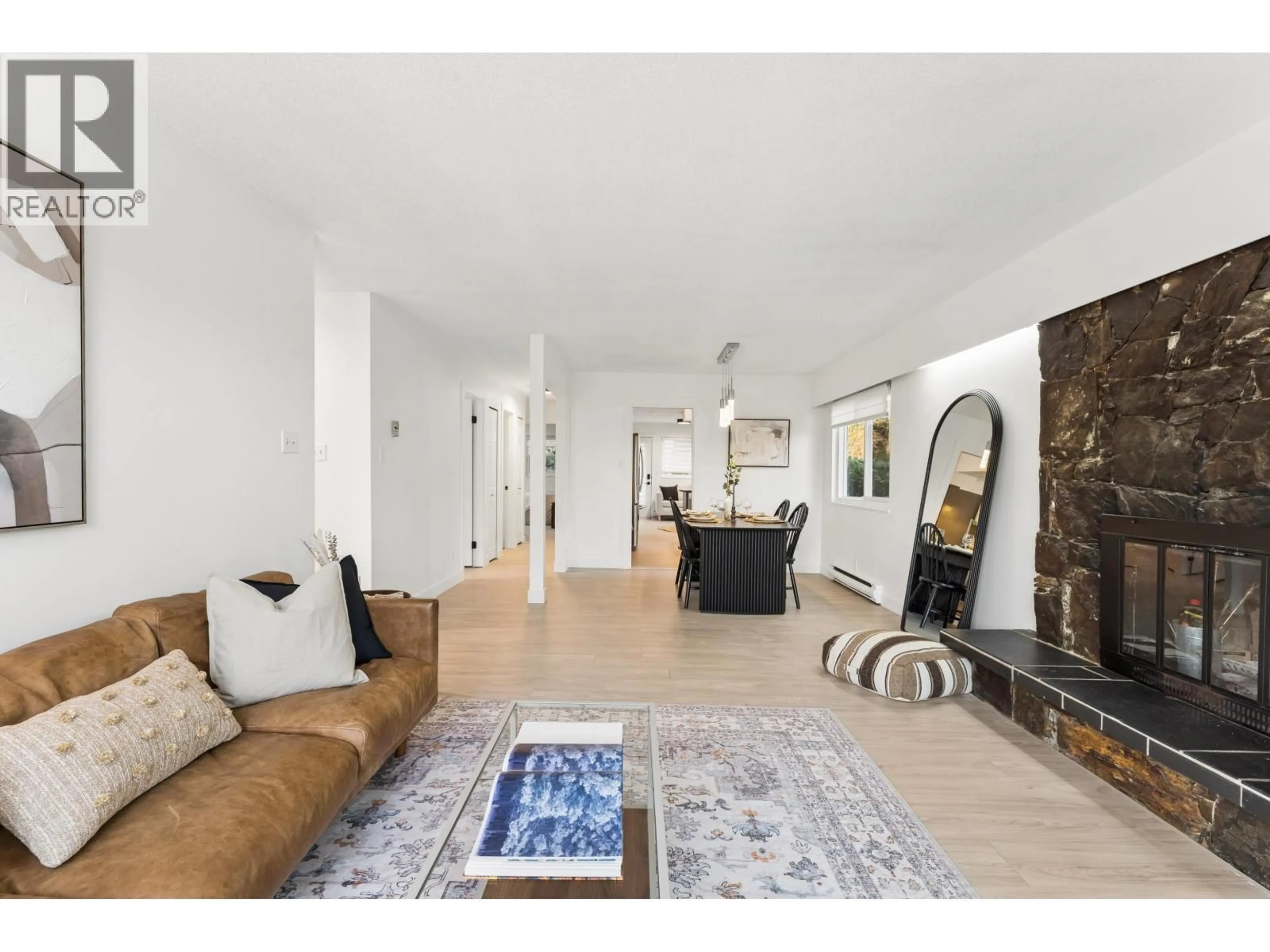 Living room with furniture, unknown for 1564 HOPE ROAD, North Vancouver British Columbia V7P1W9