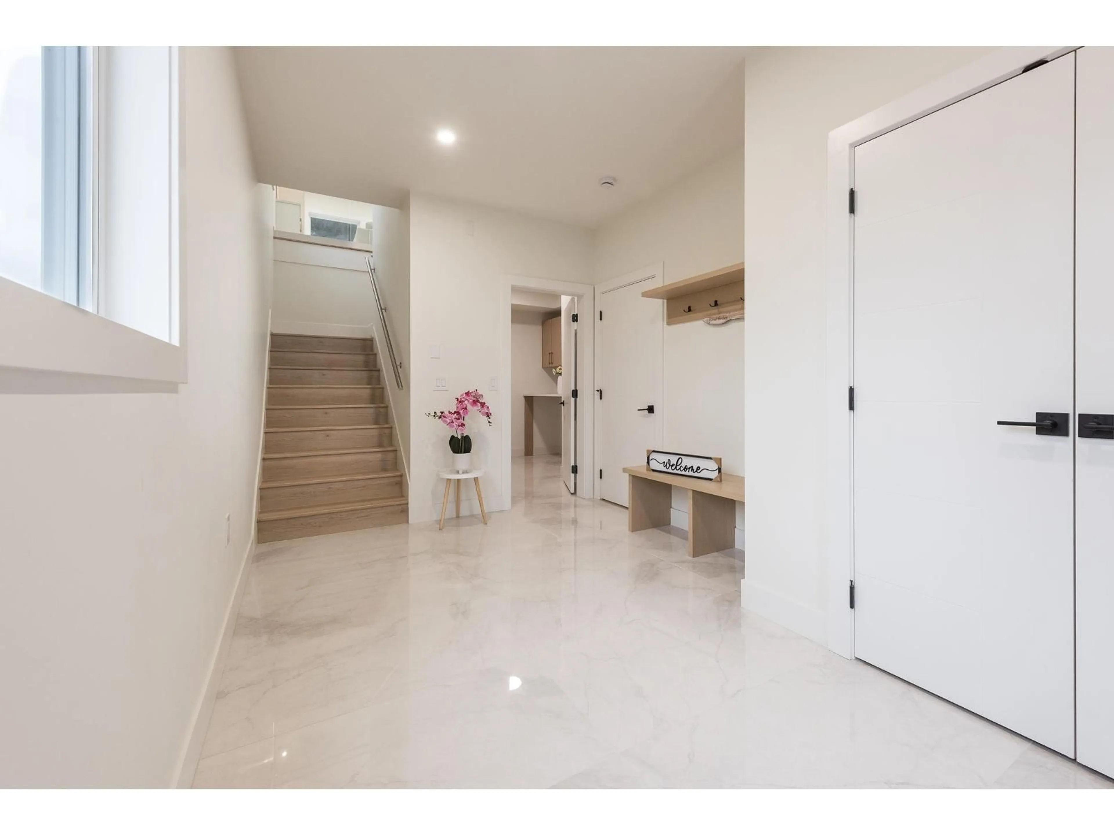 Indoor entryway for 46339 MAPLE AVENUE, Chilliwack British Columbia V2P2J5