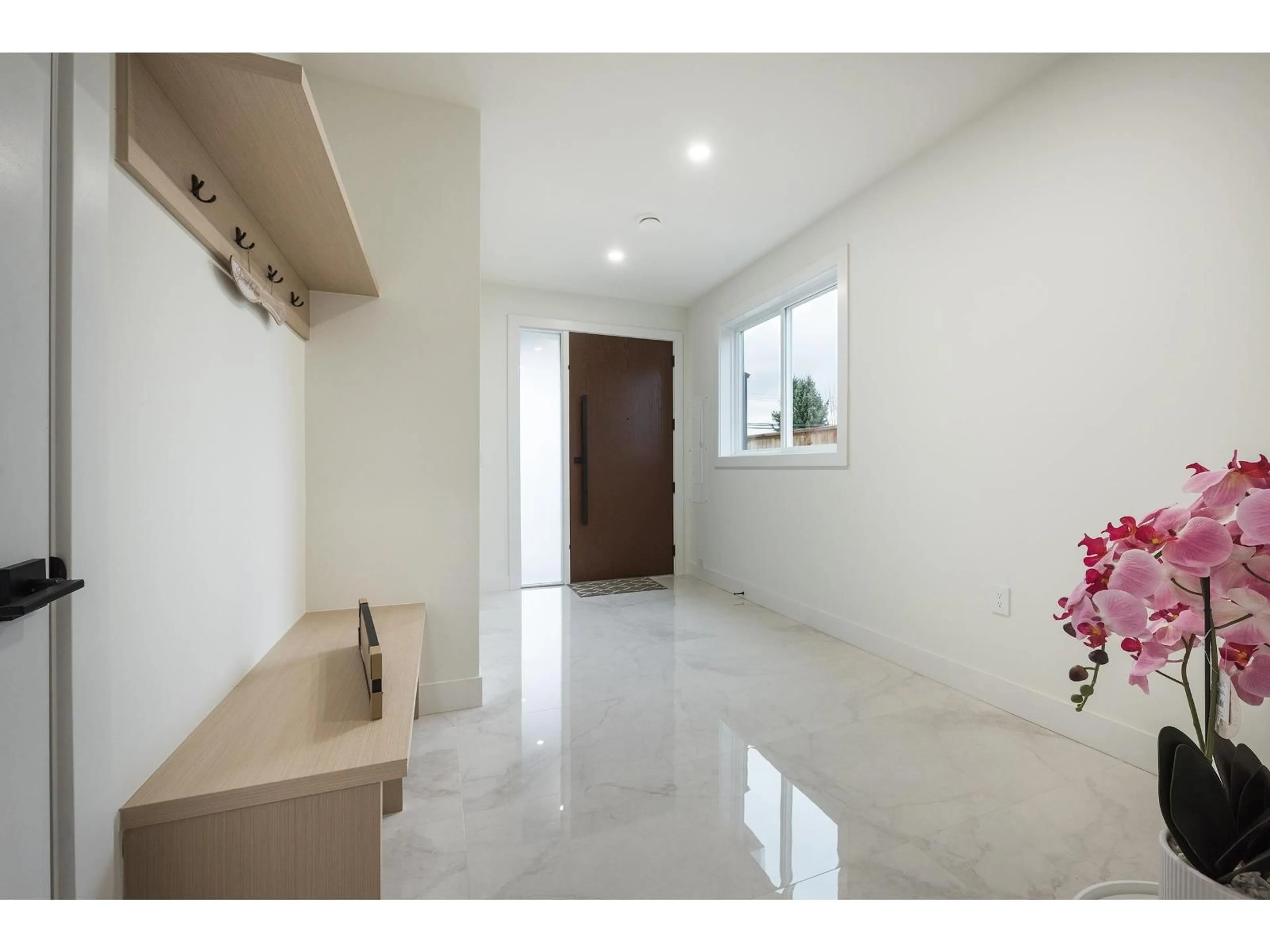 Indoor foyer for 46339 MAPLE AVENUE, Chilliwack British Columbia V2P2J5