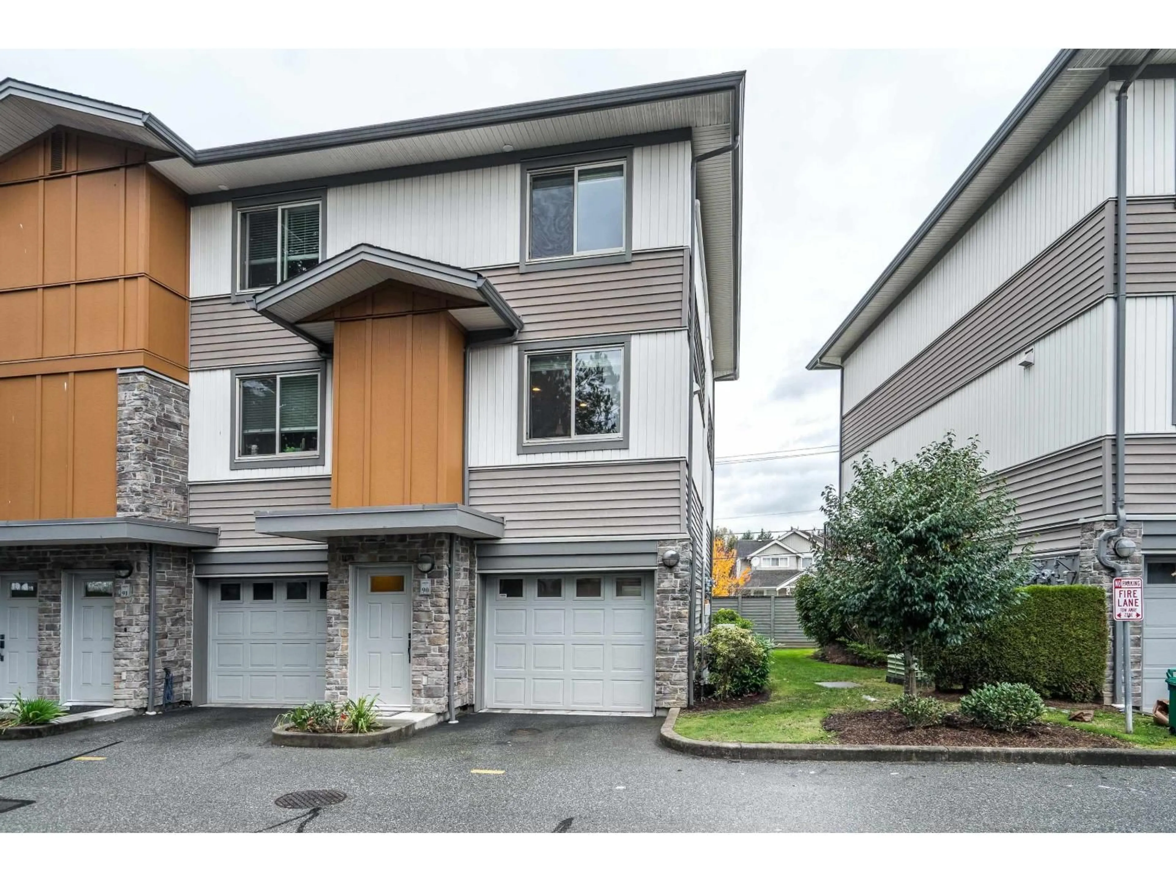 Home with vinyl exterior material, street for 90 - 34248 KING ROAD, Abbotsford British Columbia V2S0B1