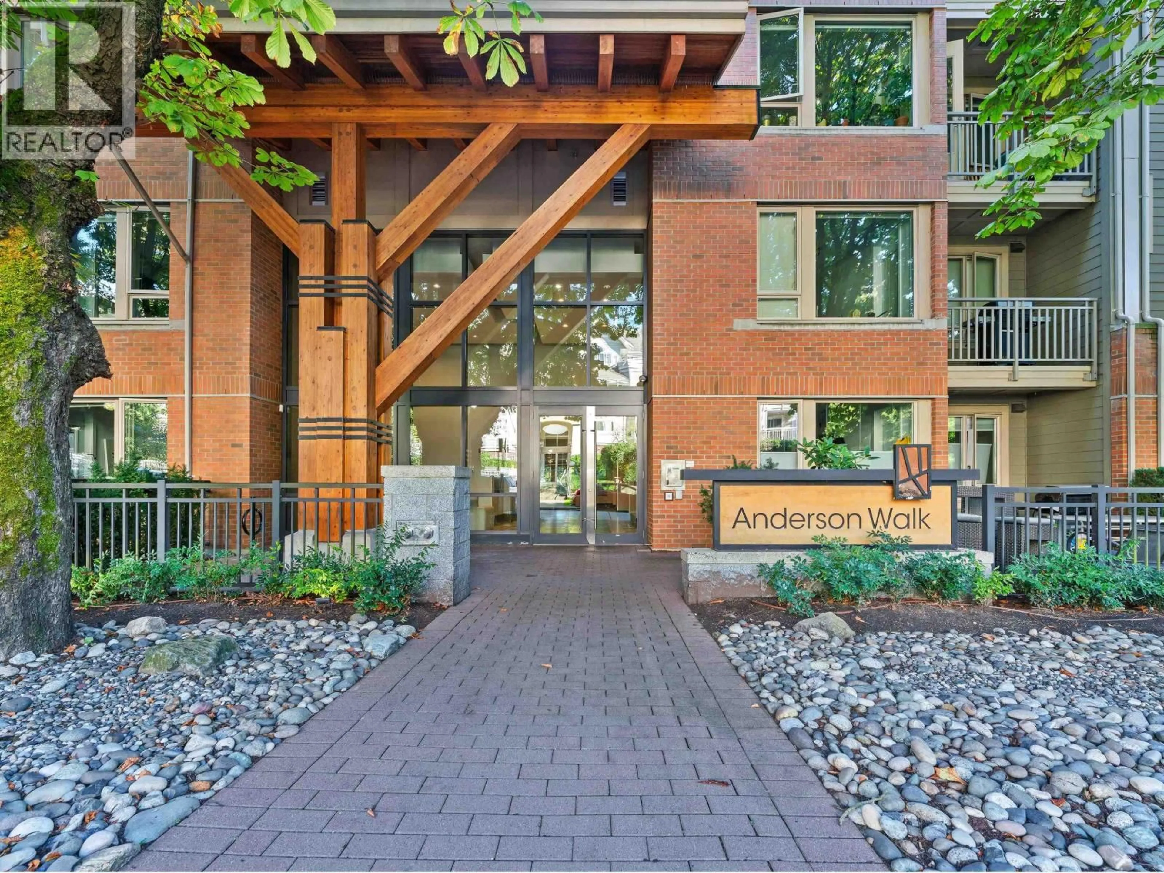 Indoor foyer for 425 - 119 22ND STREET, North Vancouver British Columbia V7M0B4