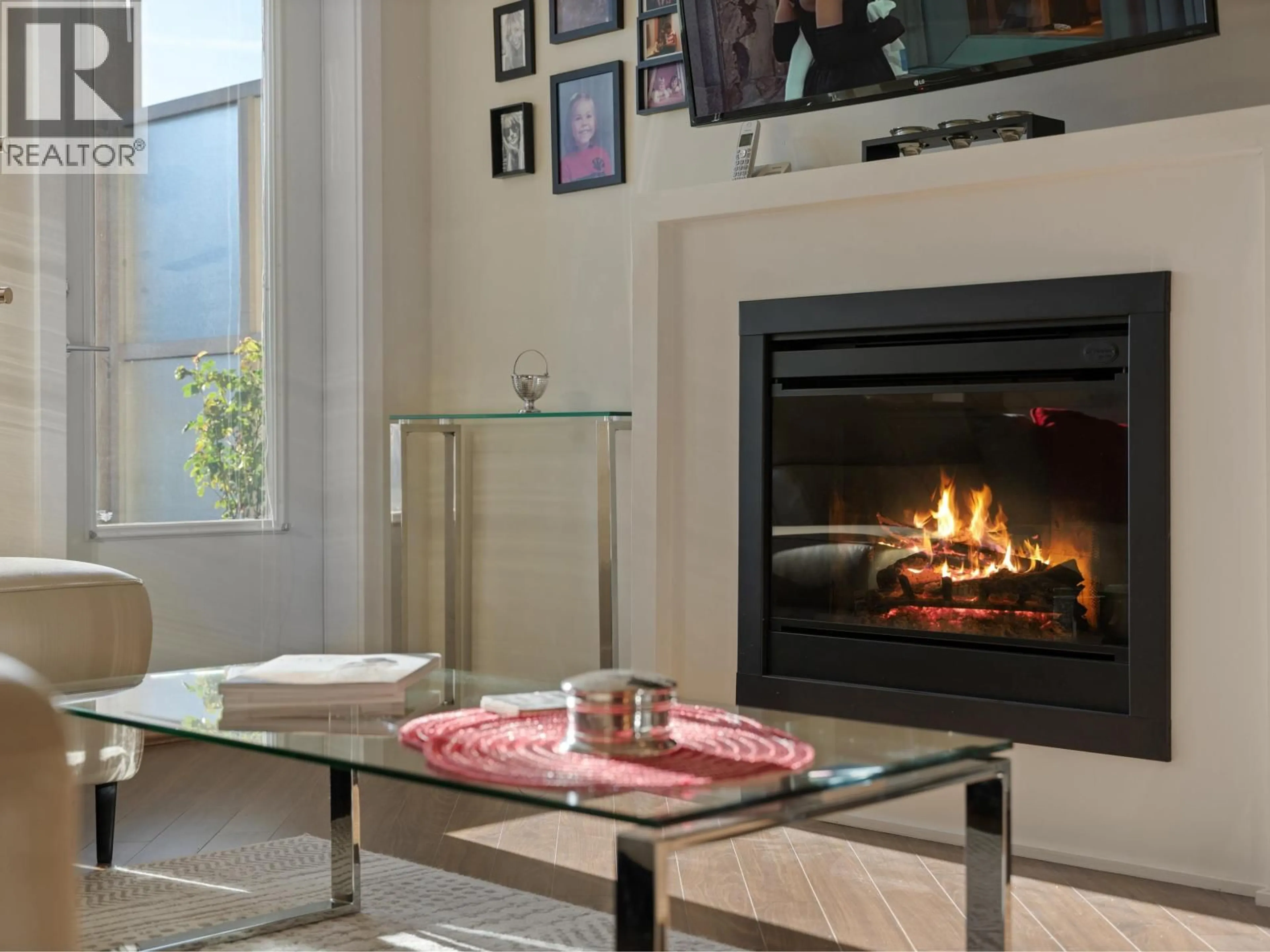 Living room with furniture, unknown for 425 - 119 22ND STREET, North Vancouver British Columbia V7M0B4