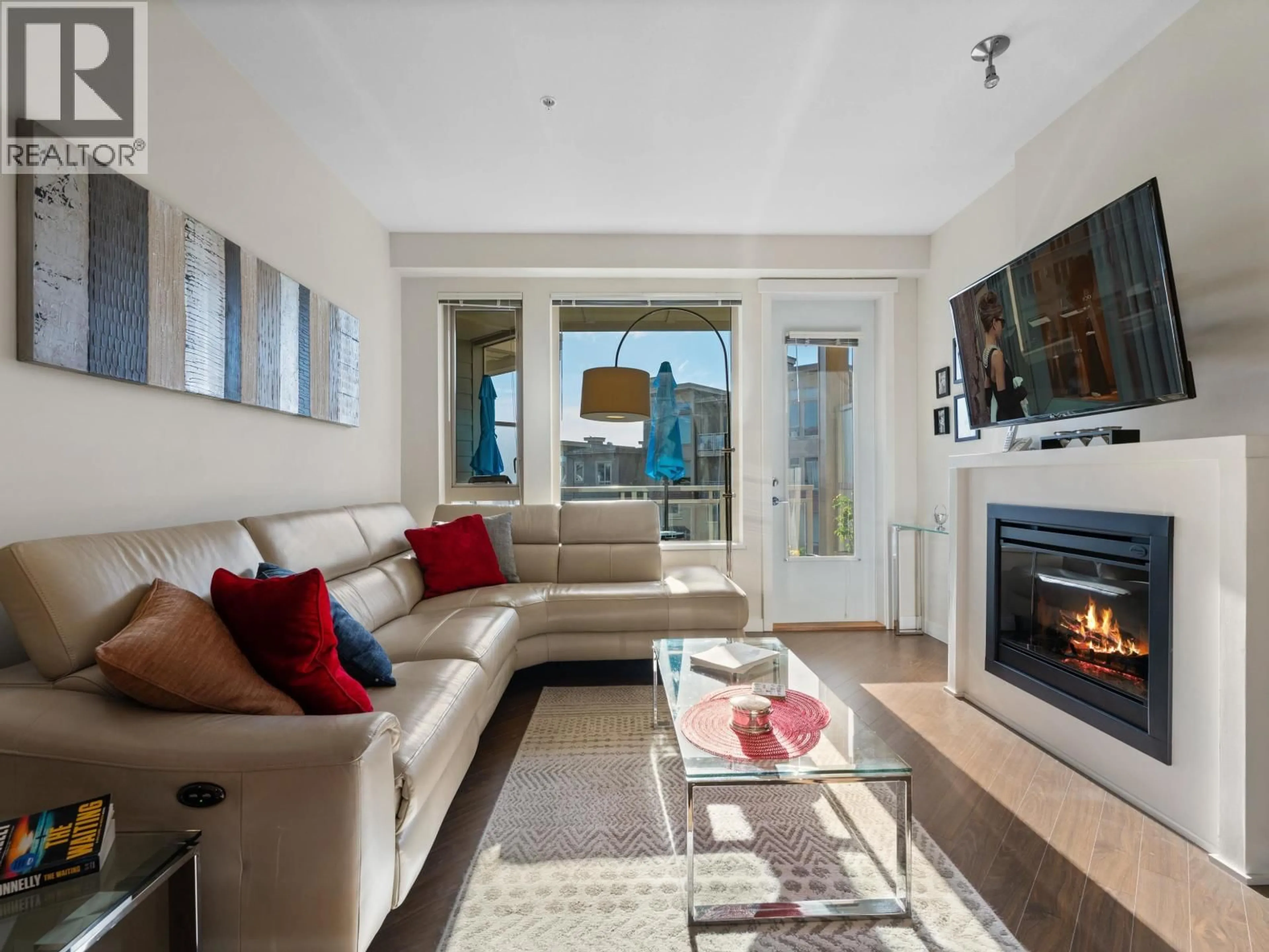 Living room with furniture, unknown for 425 - 119 22ND STREET, North Vancouver British Columbia V7M0B4