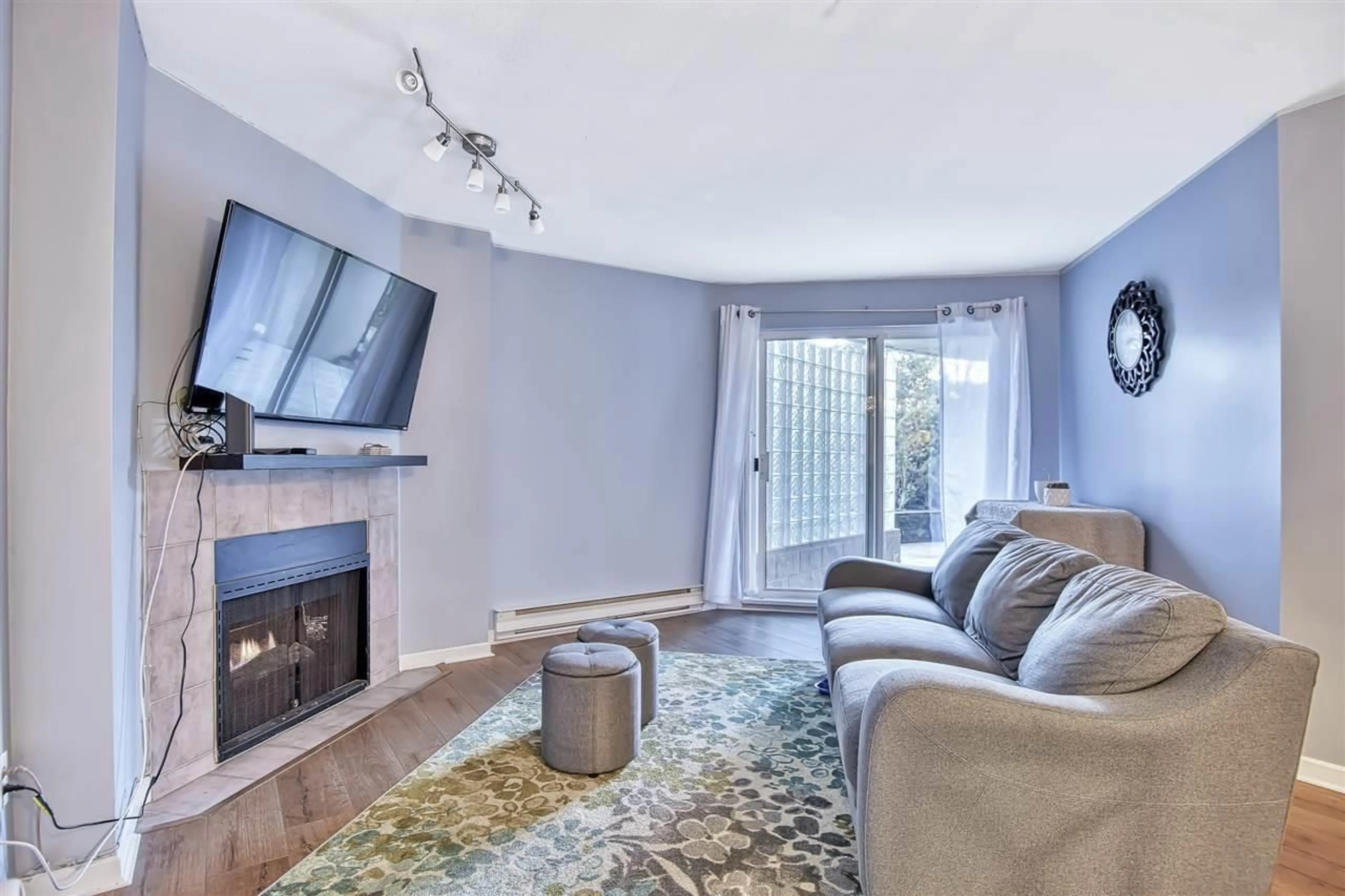 Living room with furniture, unknown for 112 - 7505 138TH STREET, Surrey British Columbia V3W0W6