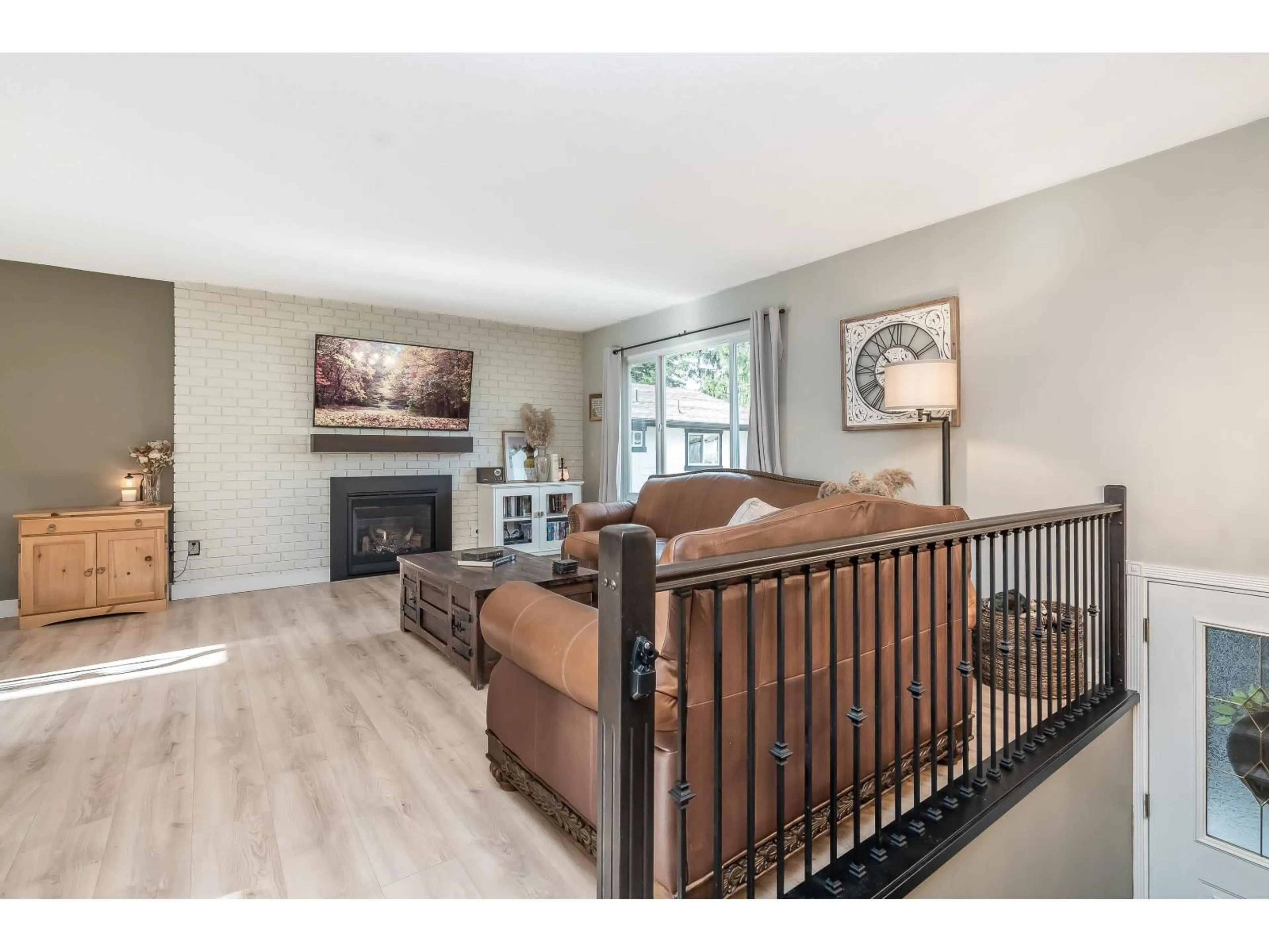 Living room with furniture, wood/laminate floor for 35294 SELKIRK AVENUE, Abbotsford British Columbia V2S8L2