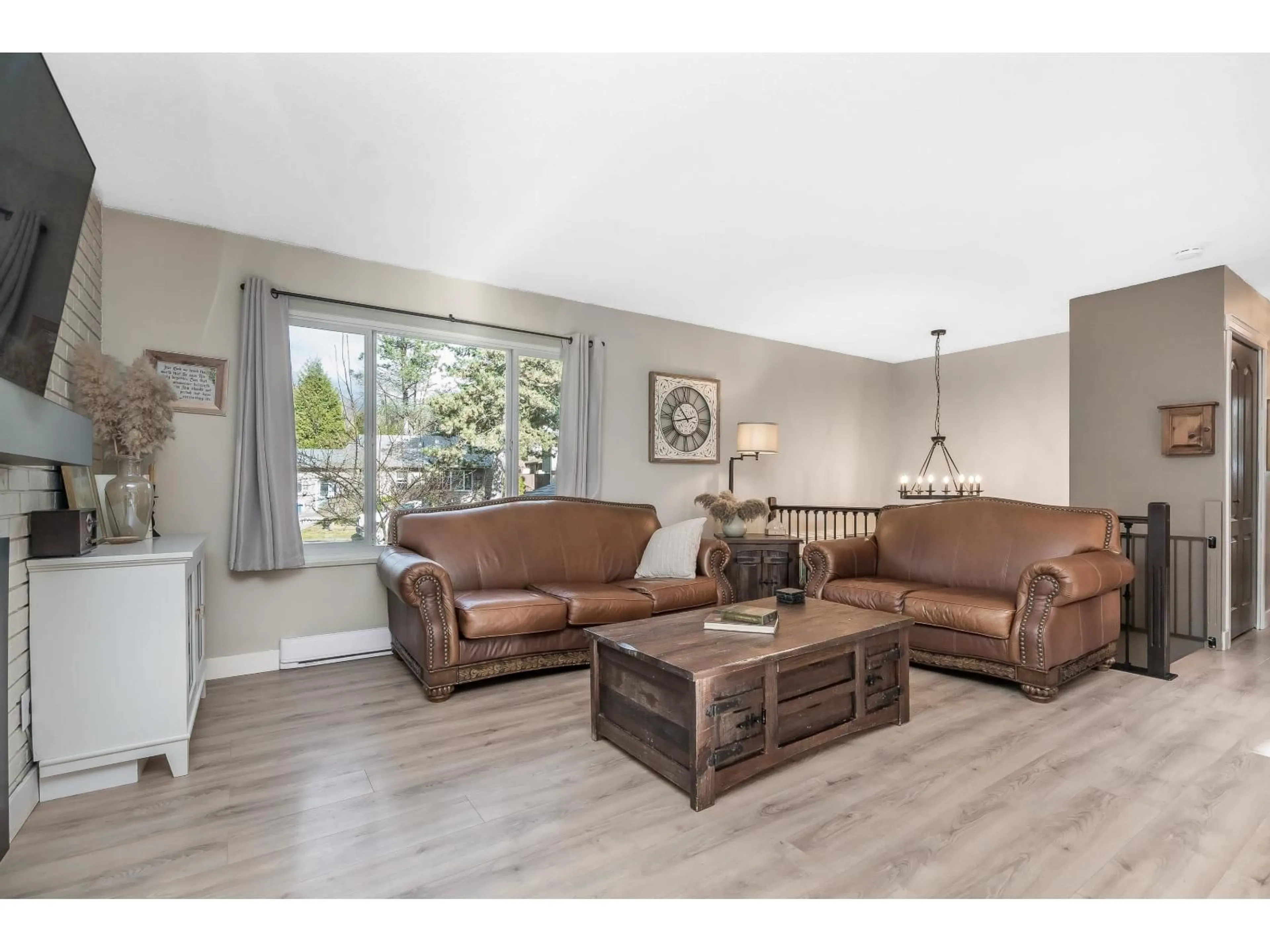 Living room with furniture, wood/laminate floor for 35294 SELKIRK AVENUE, Abbotsford British Columbia V2S8L2