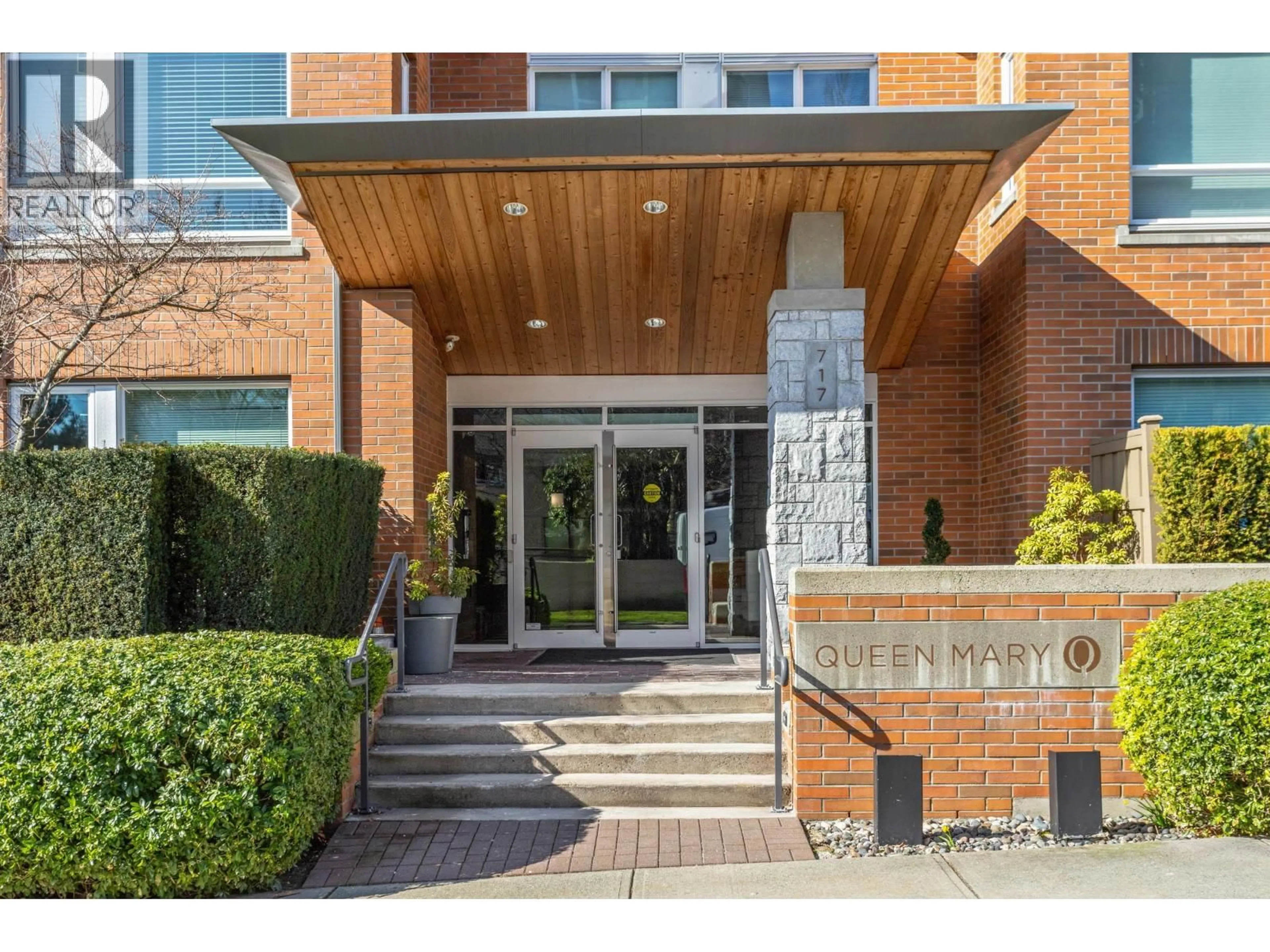 Indoor foyer for 401 - 717 CHESTERFIELD AVENUE, North Vancouver British Columbia V7M3L8