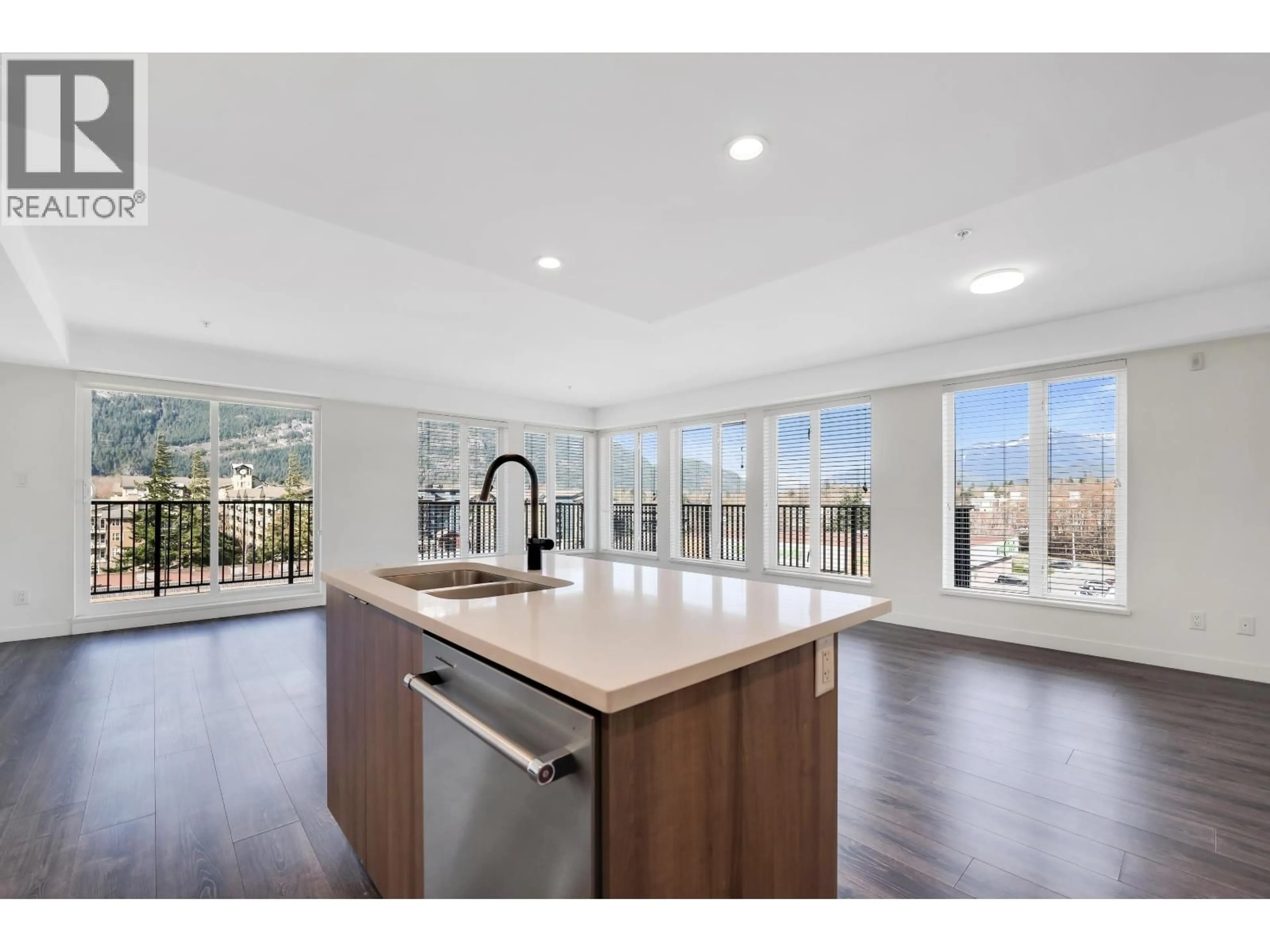 Open concept kitchen, unknown for 511 - 1365 PEMBERTON AVENUE, Squamish British Columbia V8B1B7