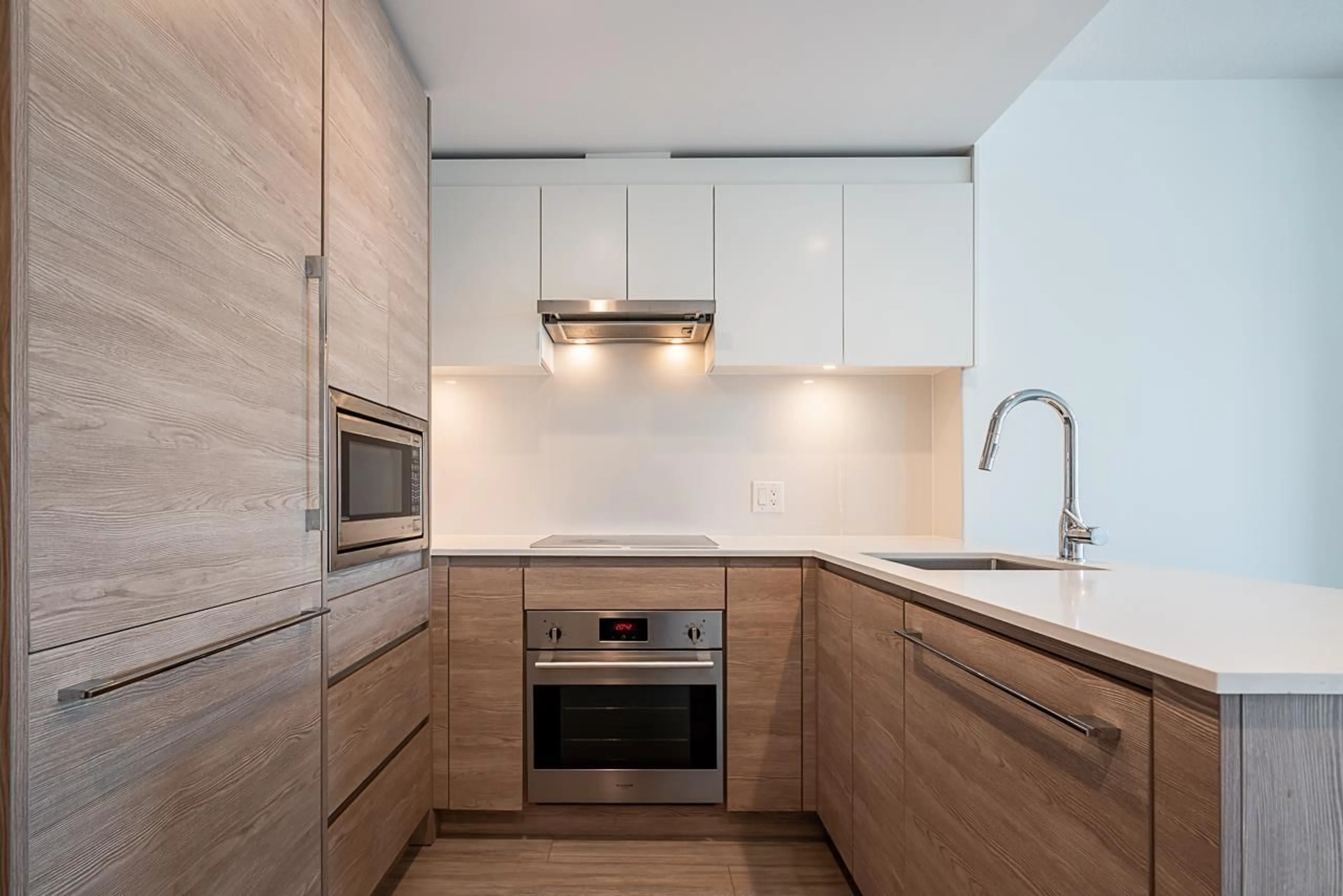 Standard kitchen, wood/laminate floor for 302 - 13615 FRASER HIGHWAY, Surrey British Columbia V3T0P7