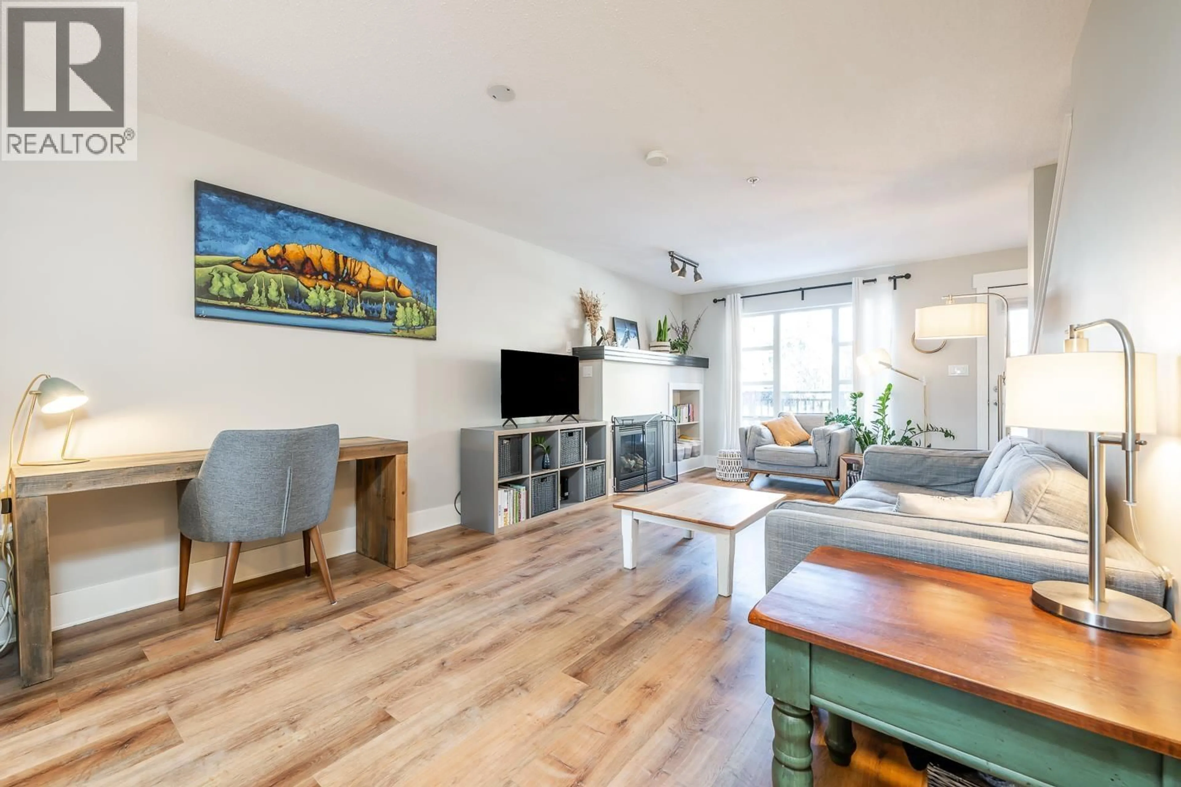 Living room with furniture, wood/laminate floor for 1198 VILLAGE GREEN WAY, Squamish British Columbia V8B0N5