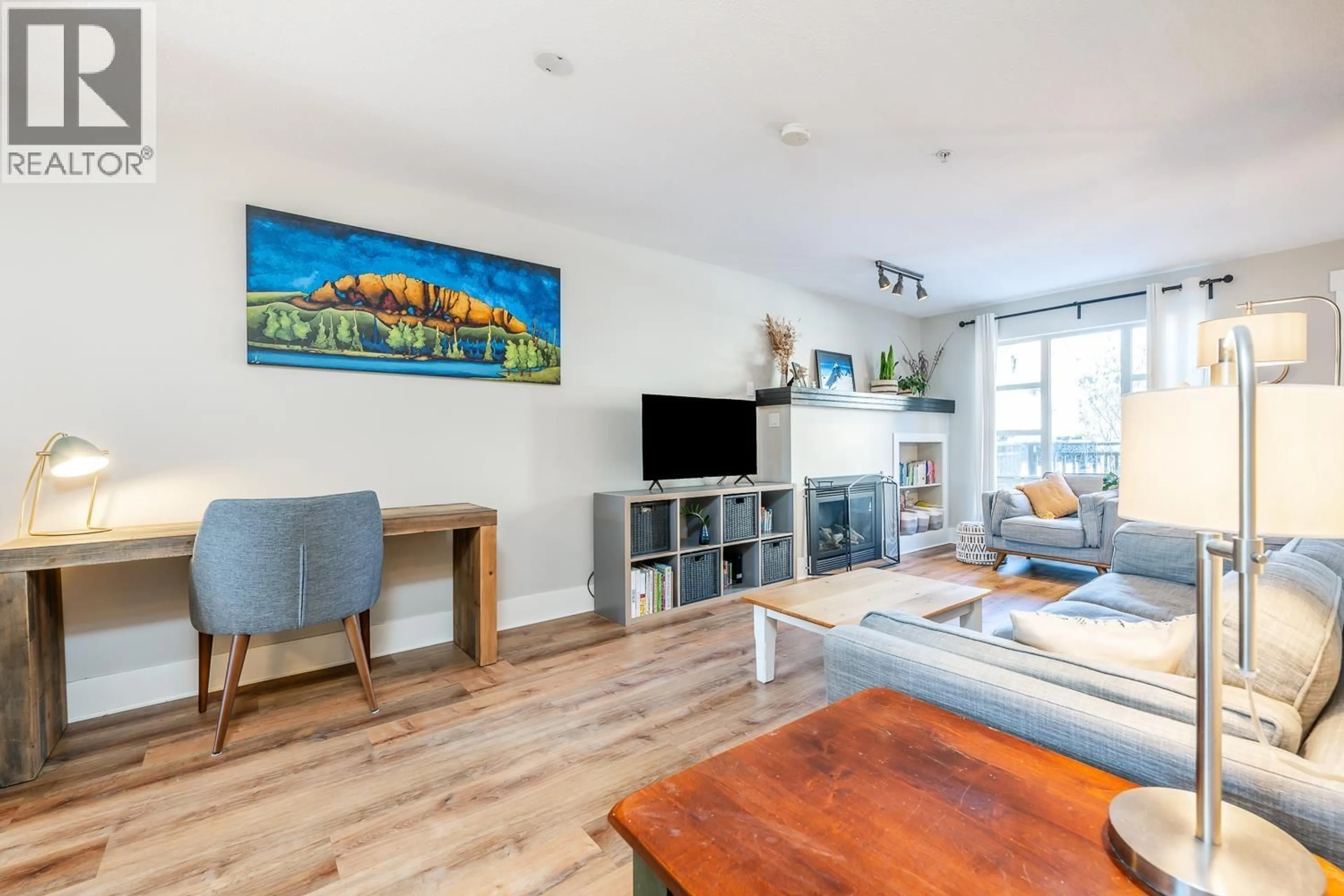 Living room with furniture, wood/laminate floor for 1198 VILLAGE GREEN WAY, Squamish British Columbia V8B0N5