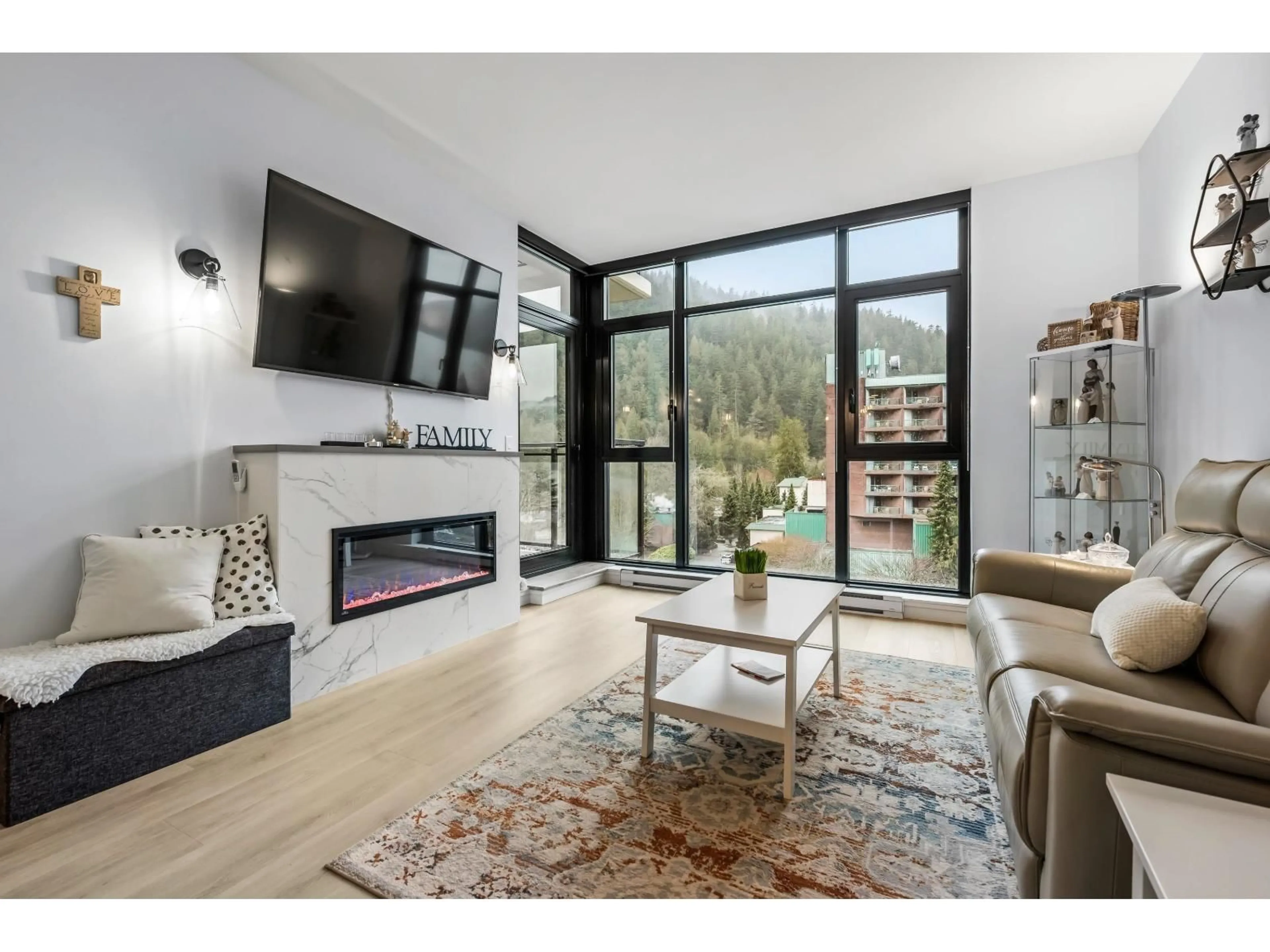 Living room with furniture, unknown for 608 - 120 ESPLANADE AVENUE, Harrison Hot Springs British Columbia V0M1K0