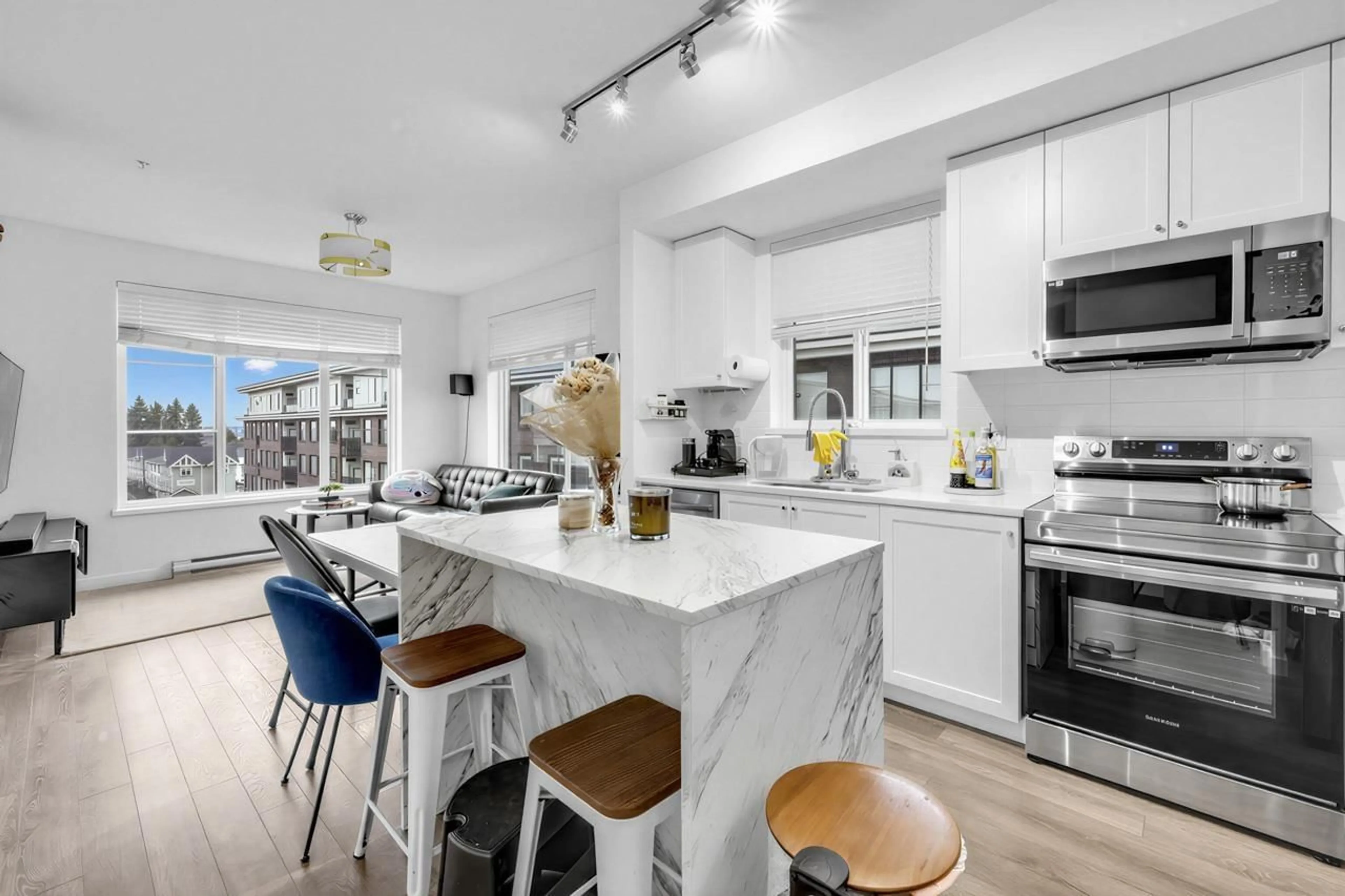 Open concept kitchen, ceramic/tile floor for 516 - 15858 FRASER HIGHWAY, Surrey British Columbia V4N6X4