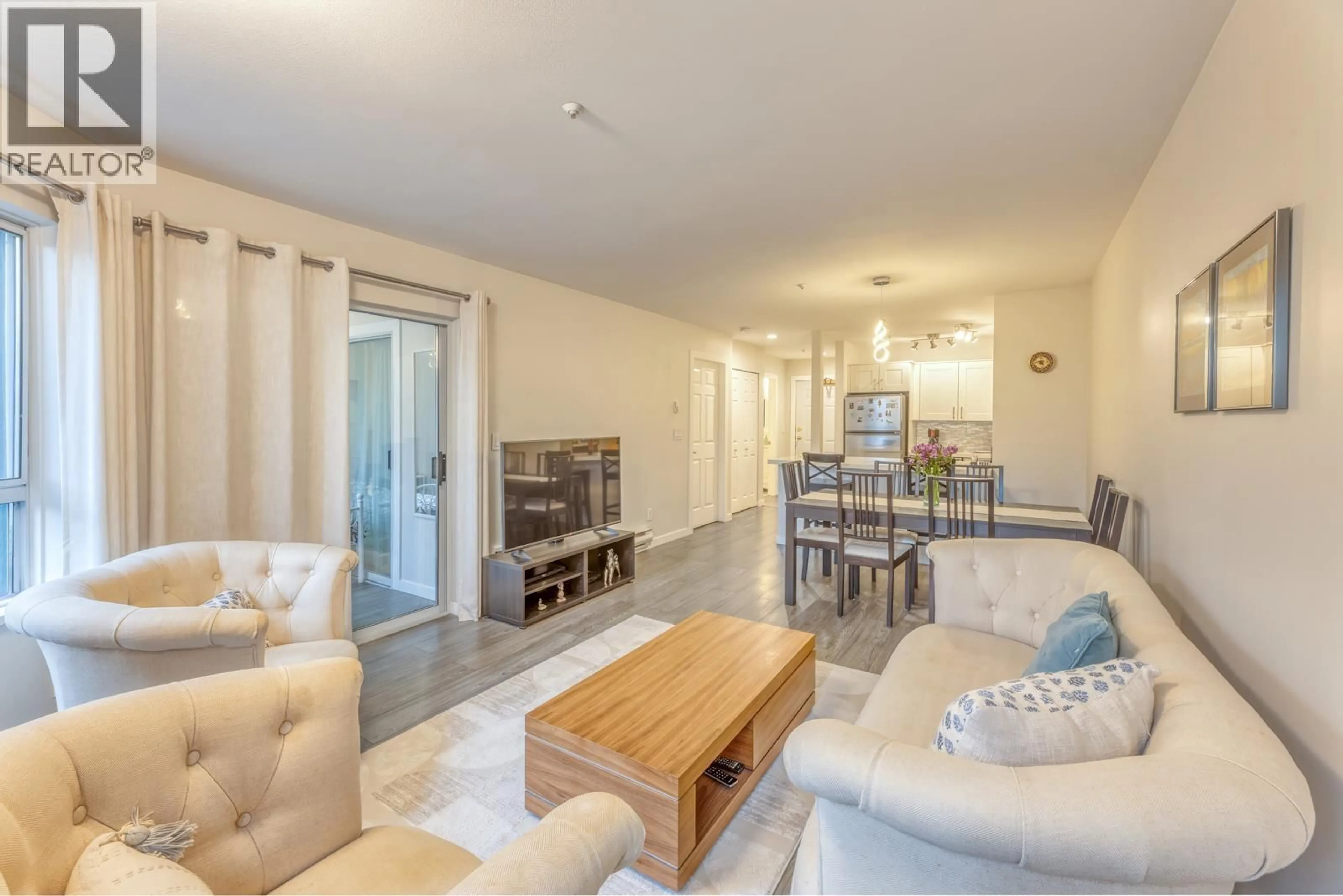 Living room with furniture, unknown for 311 - 128 8TH STREET, North Vancouver British Columbia V7M3M1