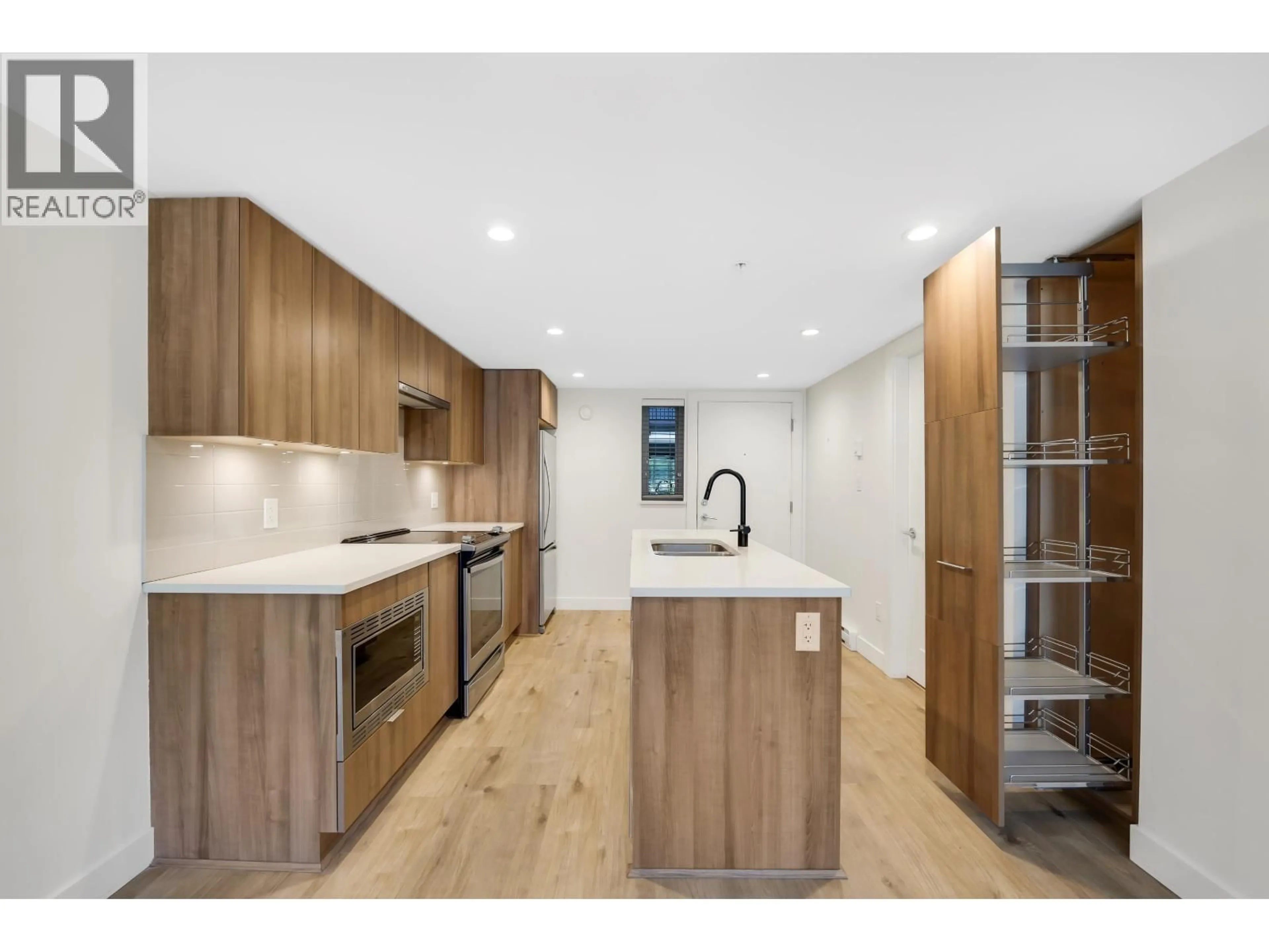 Open concept kitchen, wood/laminate floor for 414 - 1365 PEMBERTON AVENUE, Squamish British Columbia V8B1B7