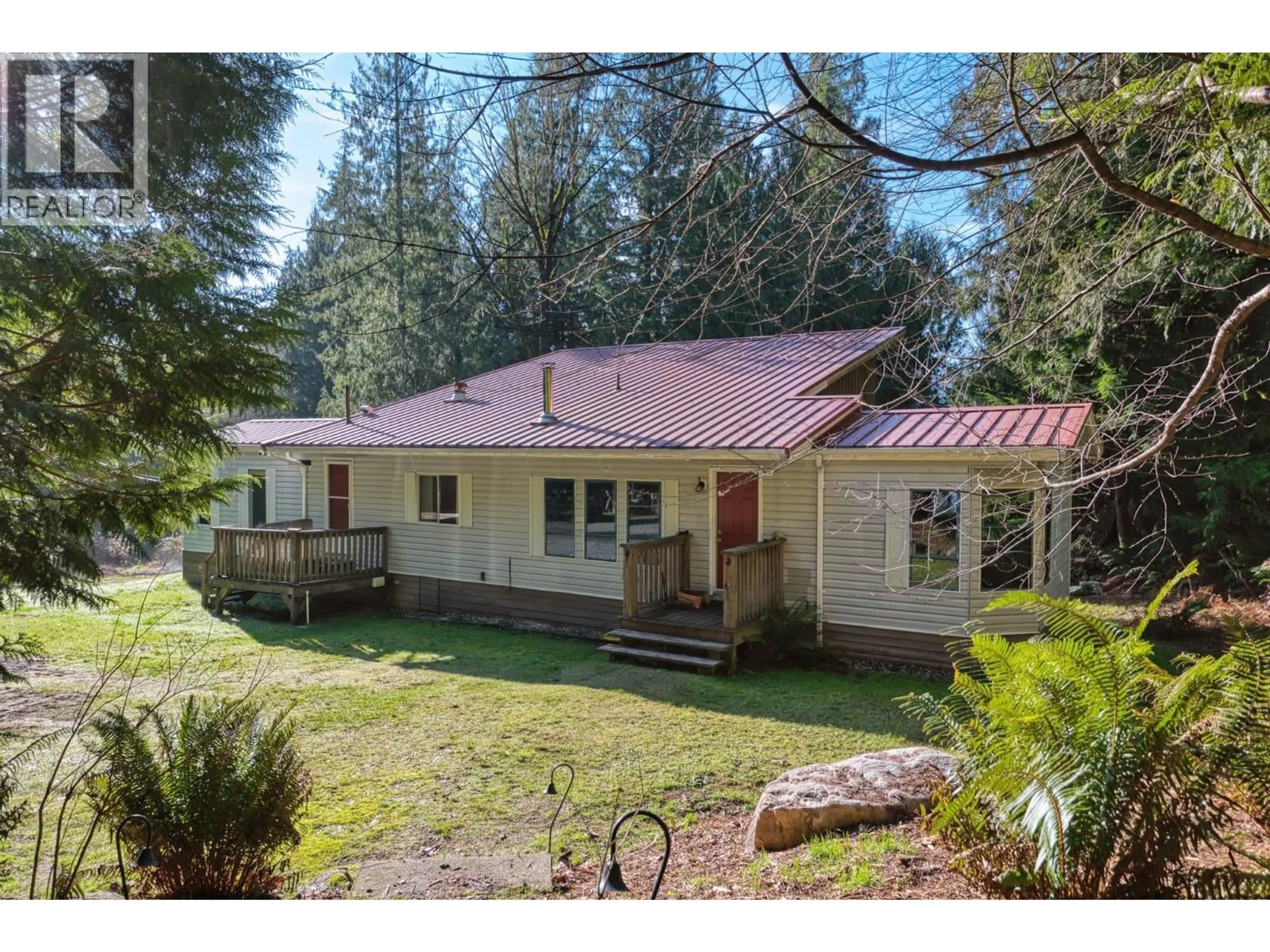 A pic from outside/outdoor area/front of a property/back of a property/a pic from drone, unknown for 7103 SECHELT INLET ROAD, Sechelt British Columbia V7Z0P1