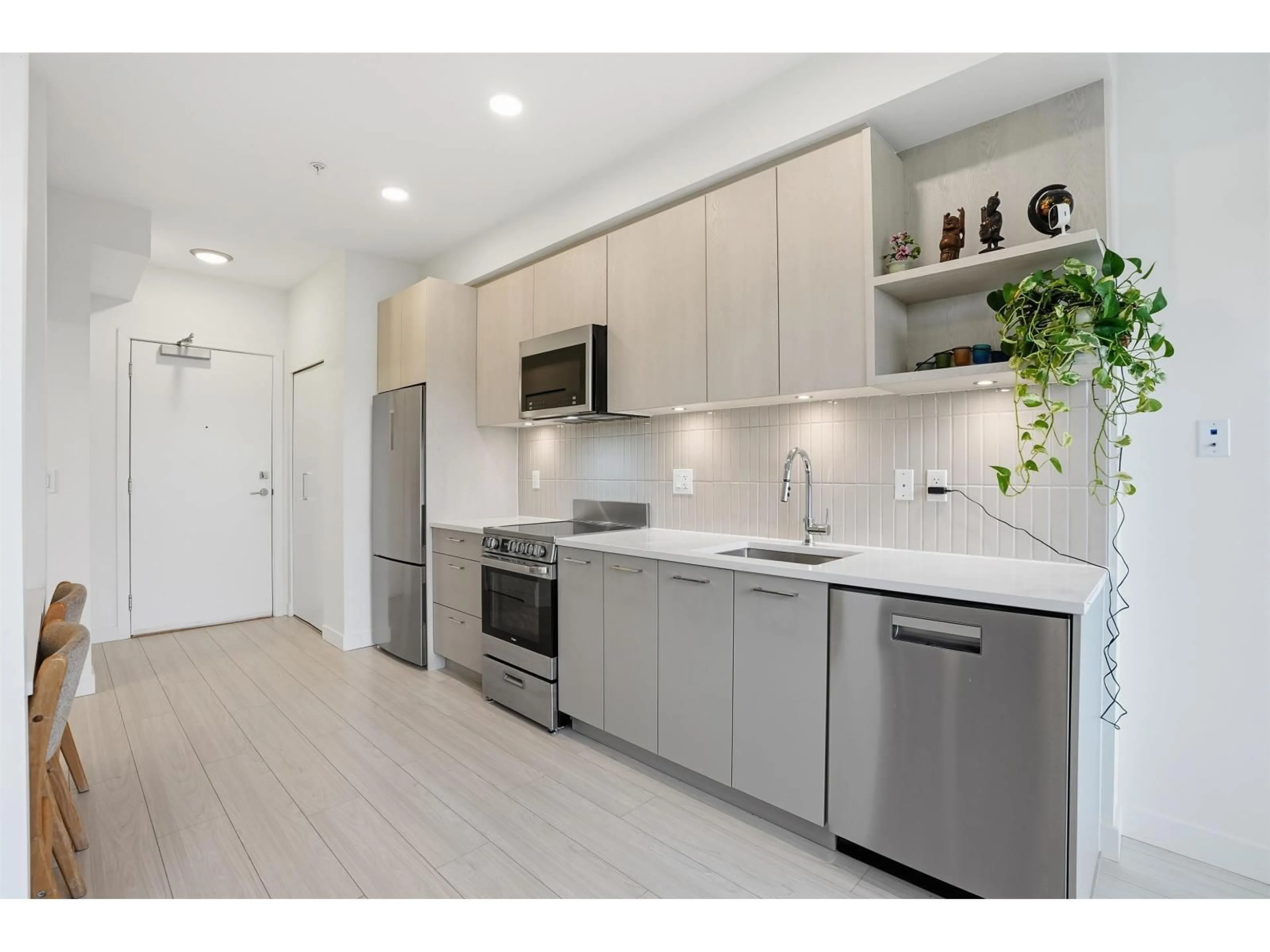 Open concept kitchen, ceramic/tile floor for 604 - 10777 138 STREET, Surrey British Columbia V3T0T5